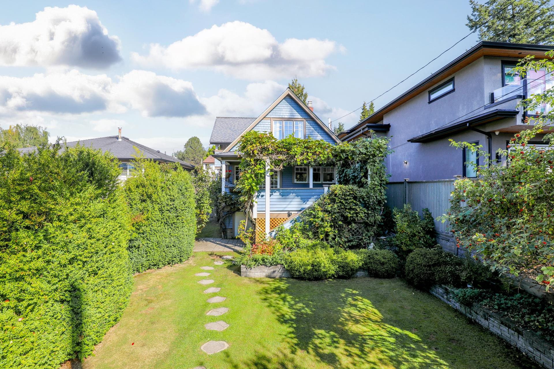 341 22nd Street West, North Vancouver, BC V7M 2A3