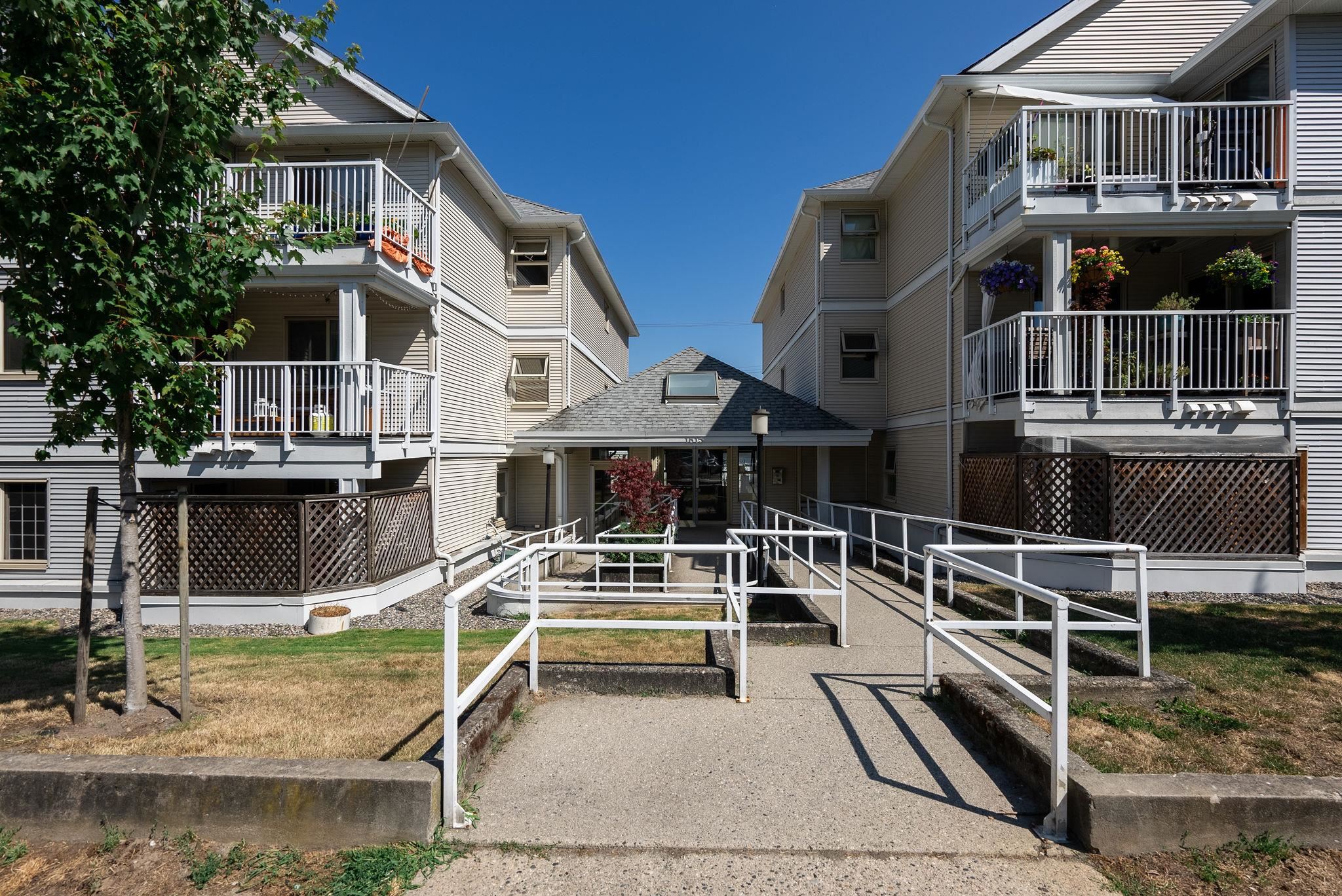 1615 Frances Street #203, Vancouver, BC V5L 1Z3