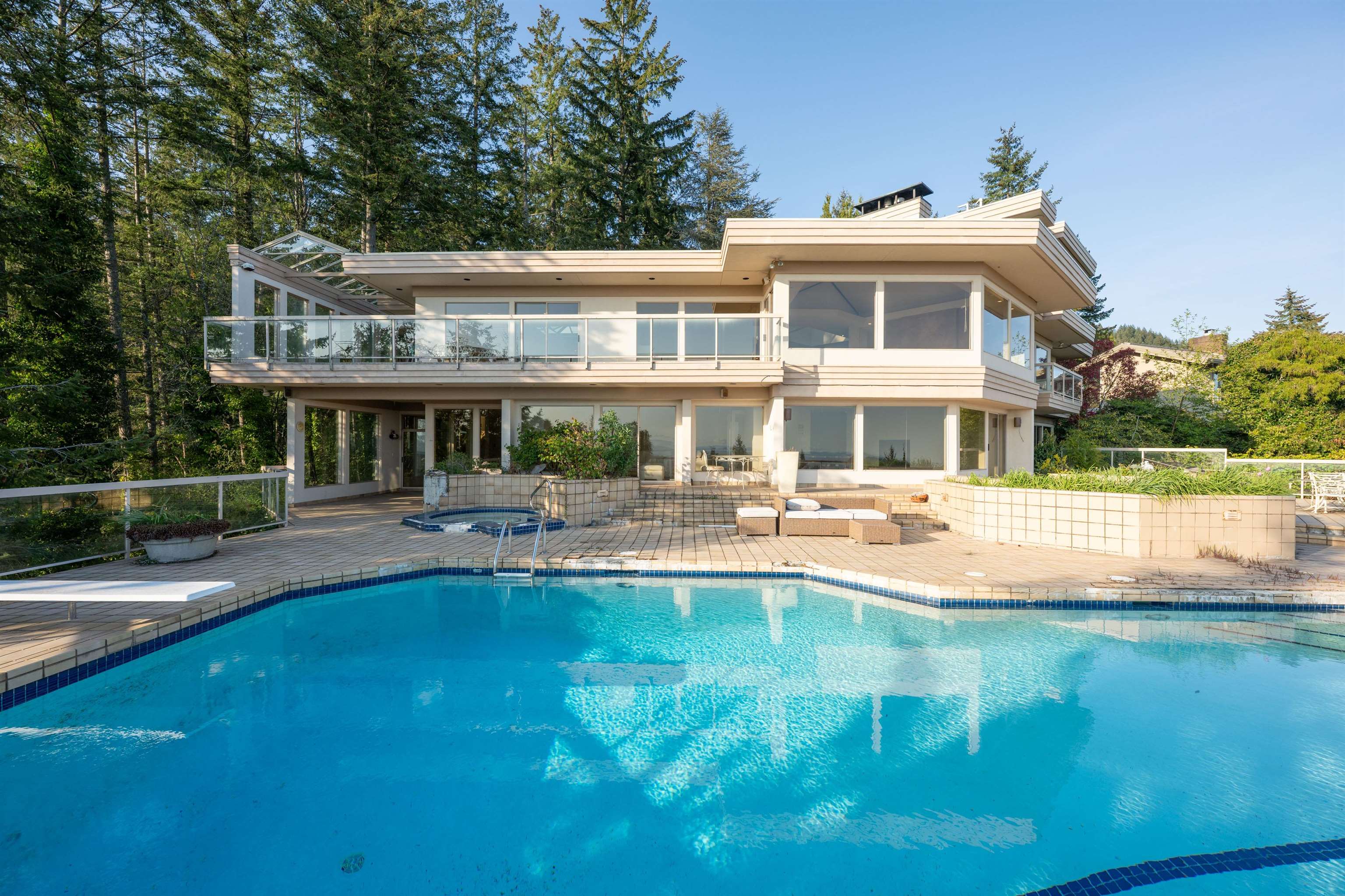 4060 Almondel Road, West Vancouver, BC V7V 3L5