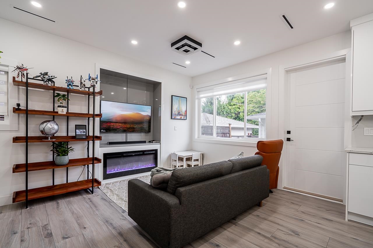 4675 Canada Way #2, Burnaby, BC V5G 1K9
