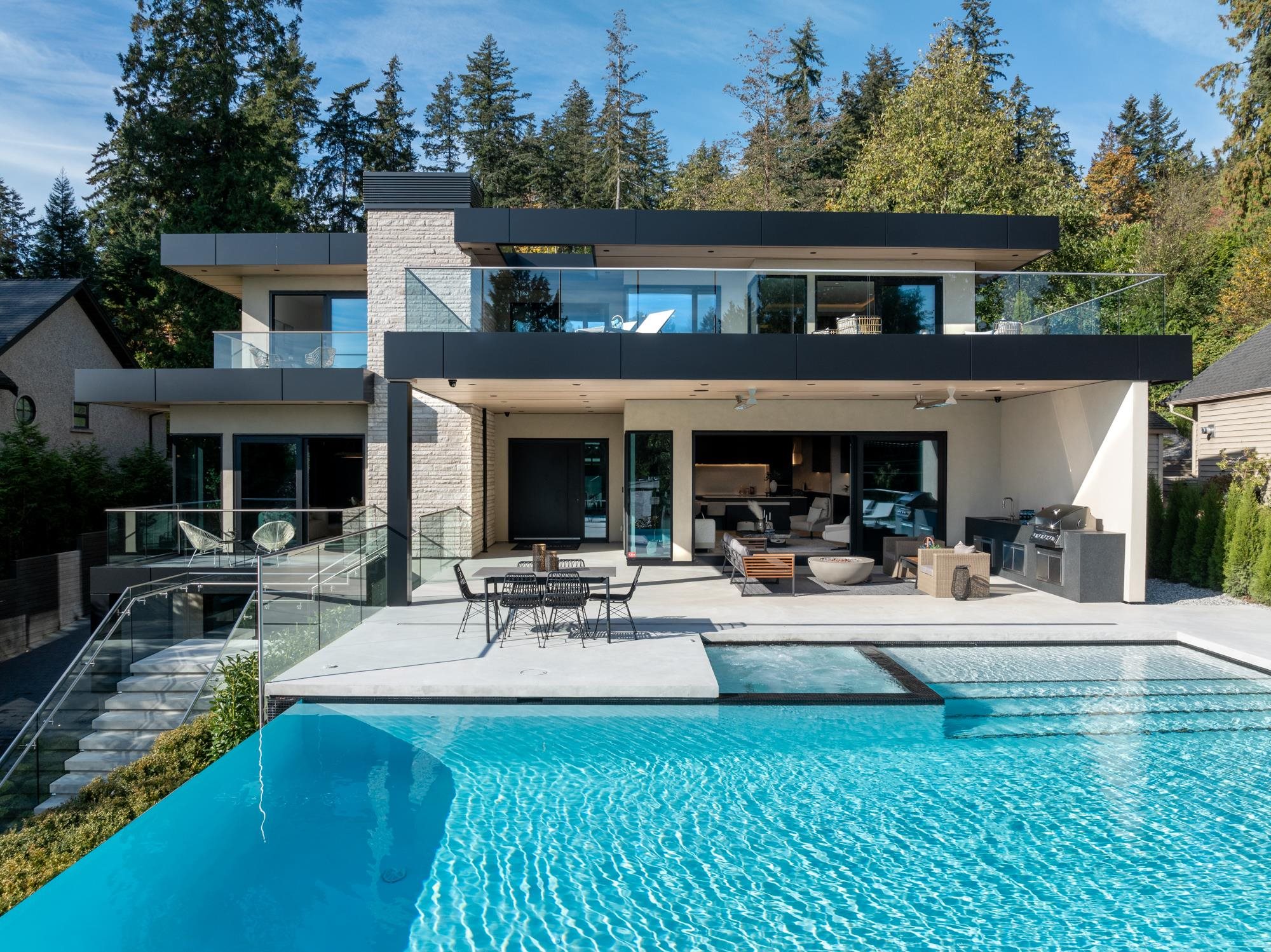 449 Hillcrest Street, West Vancouver, BC V7V 2L8