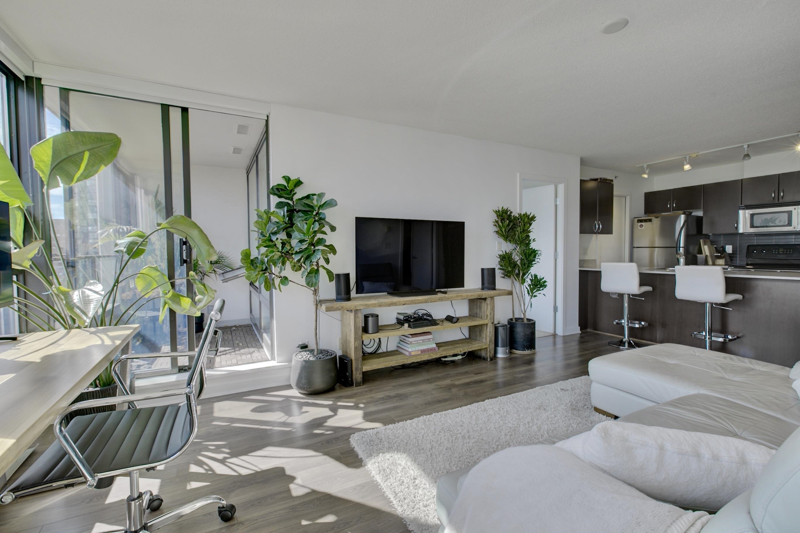 938 Smithe Street #1303, Vancouver, BC V6Z 3H8