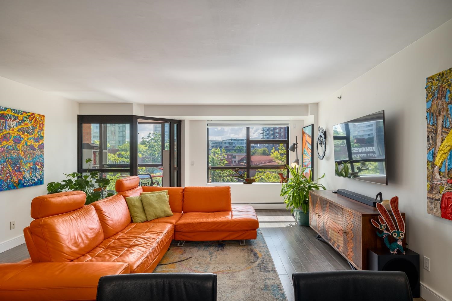 212 Davie Street #303, Vancouver, BC V6B 5Z4