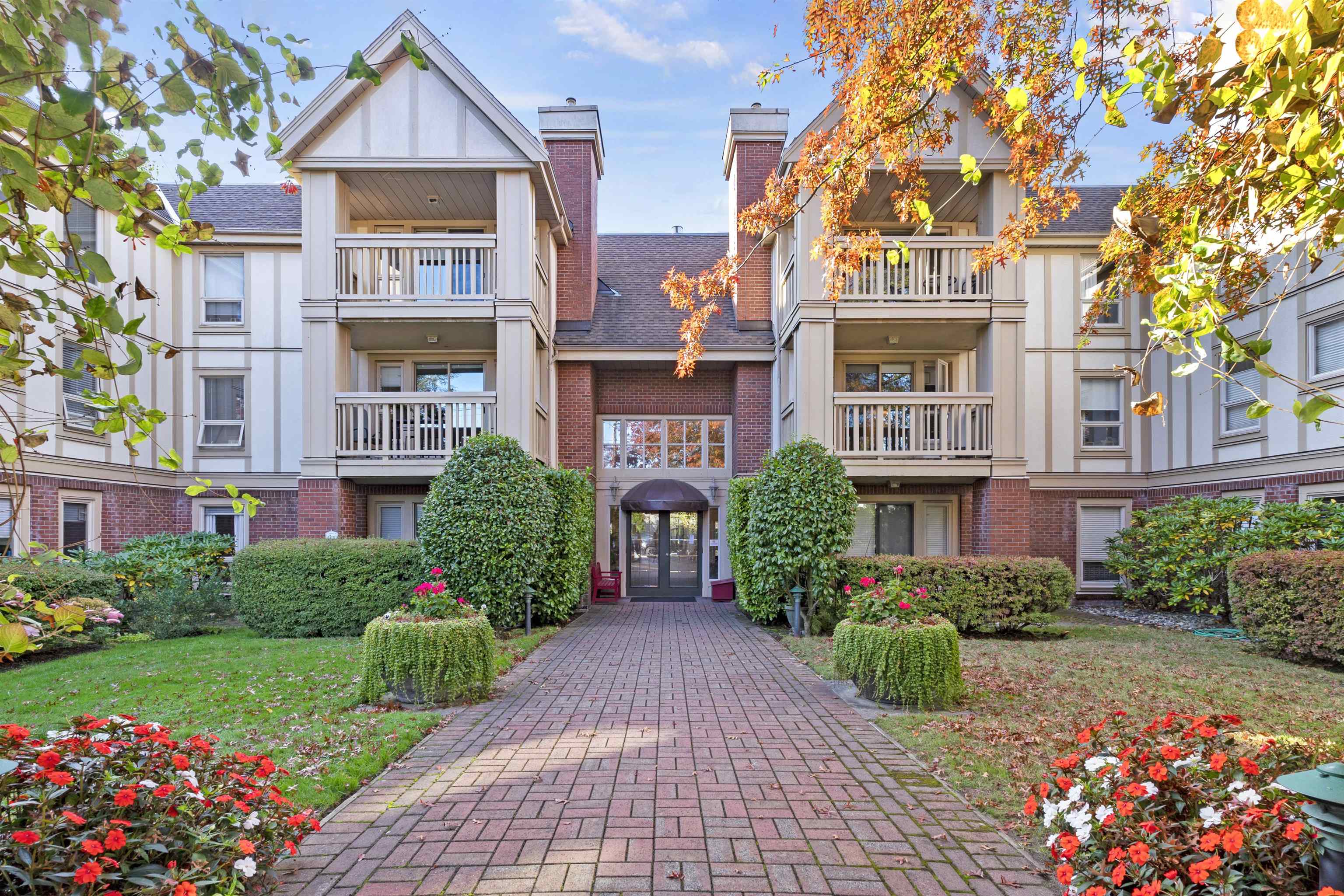 843 22nd Street #205, West Vancouver, BC V7V 4C1