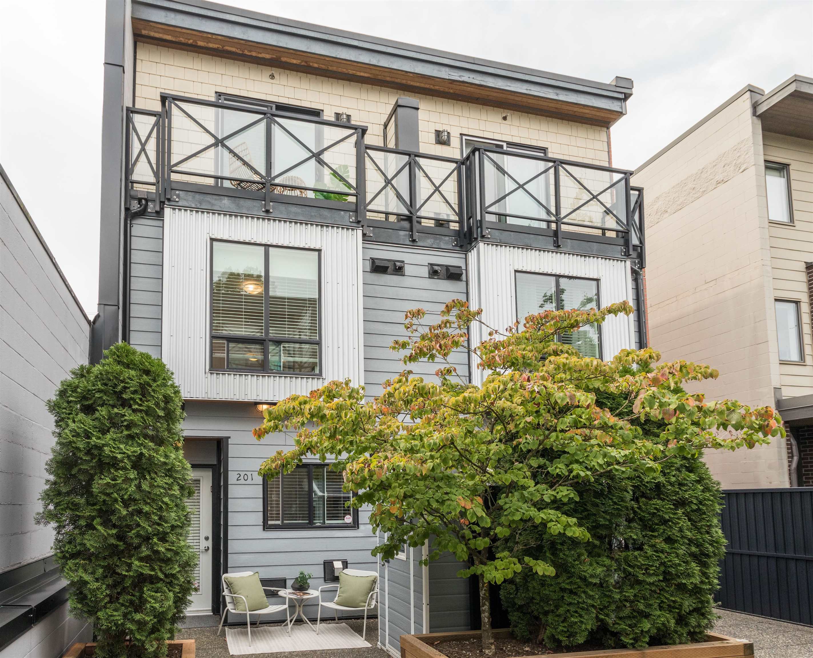 3715 Commercial Street #201, Vancouver, BC V5N 4G1