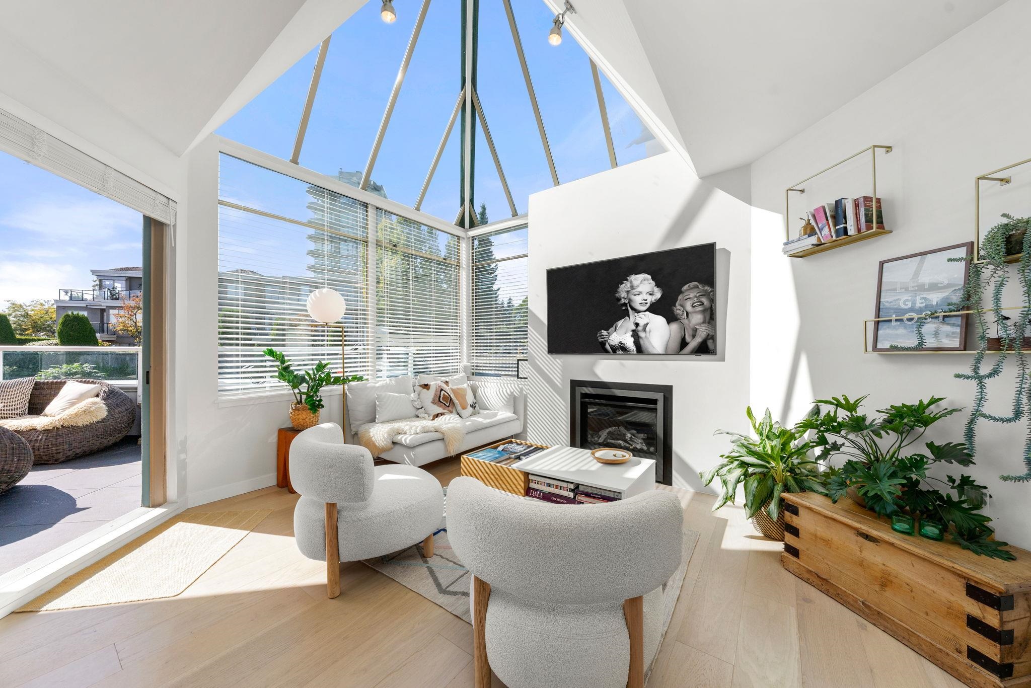 565 17th Street #204, West Vancouver, BC V7V 3S9