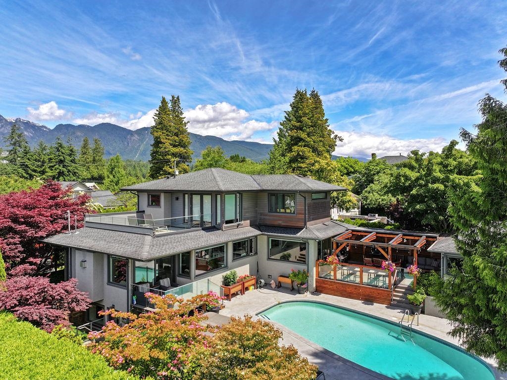 990 Jefferson Avenue, West Vancouver, BC V7T 2A4