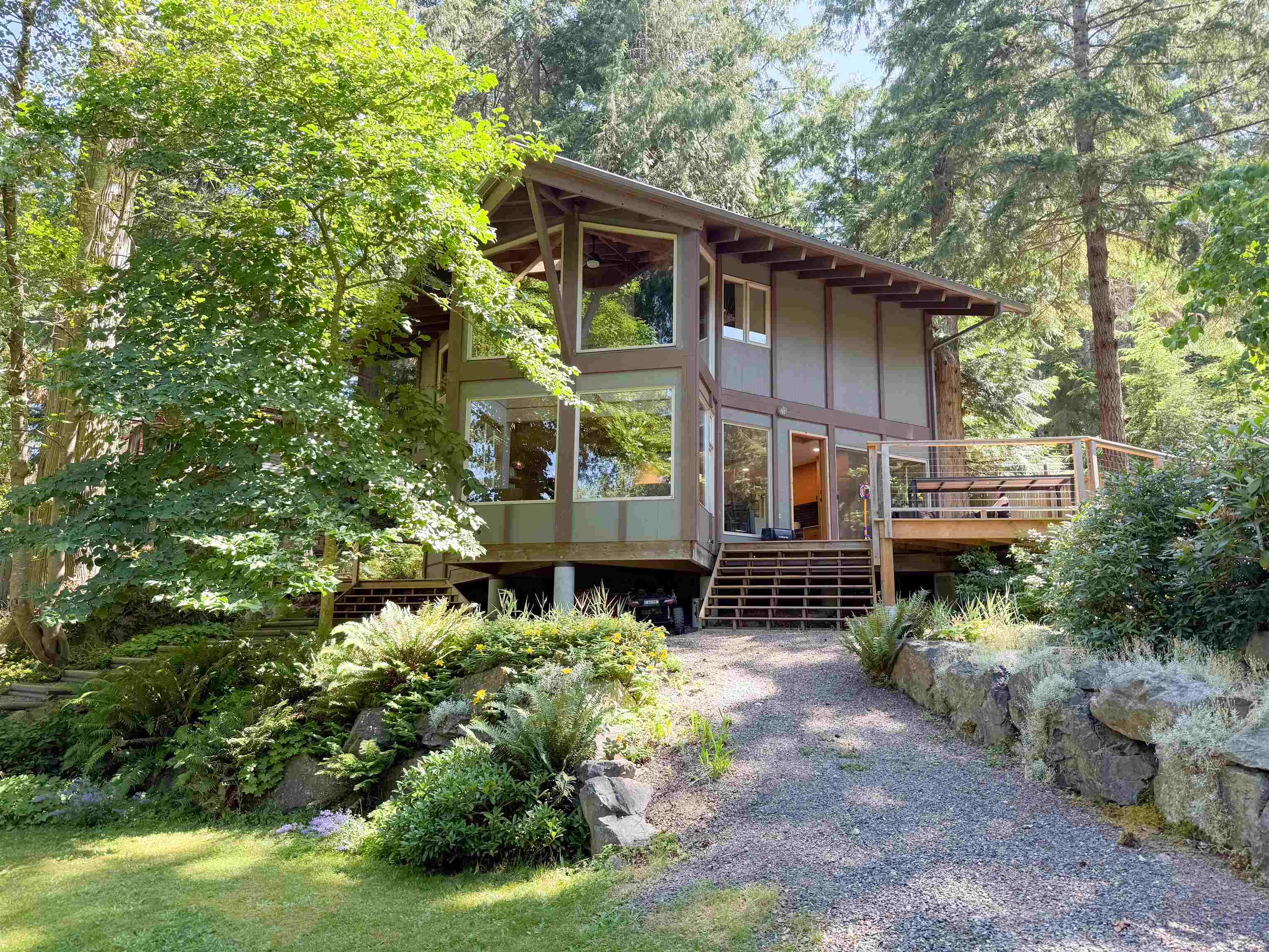 901 Windjammer Road, Bowen Island, BC V0N 1G2