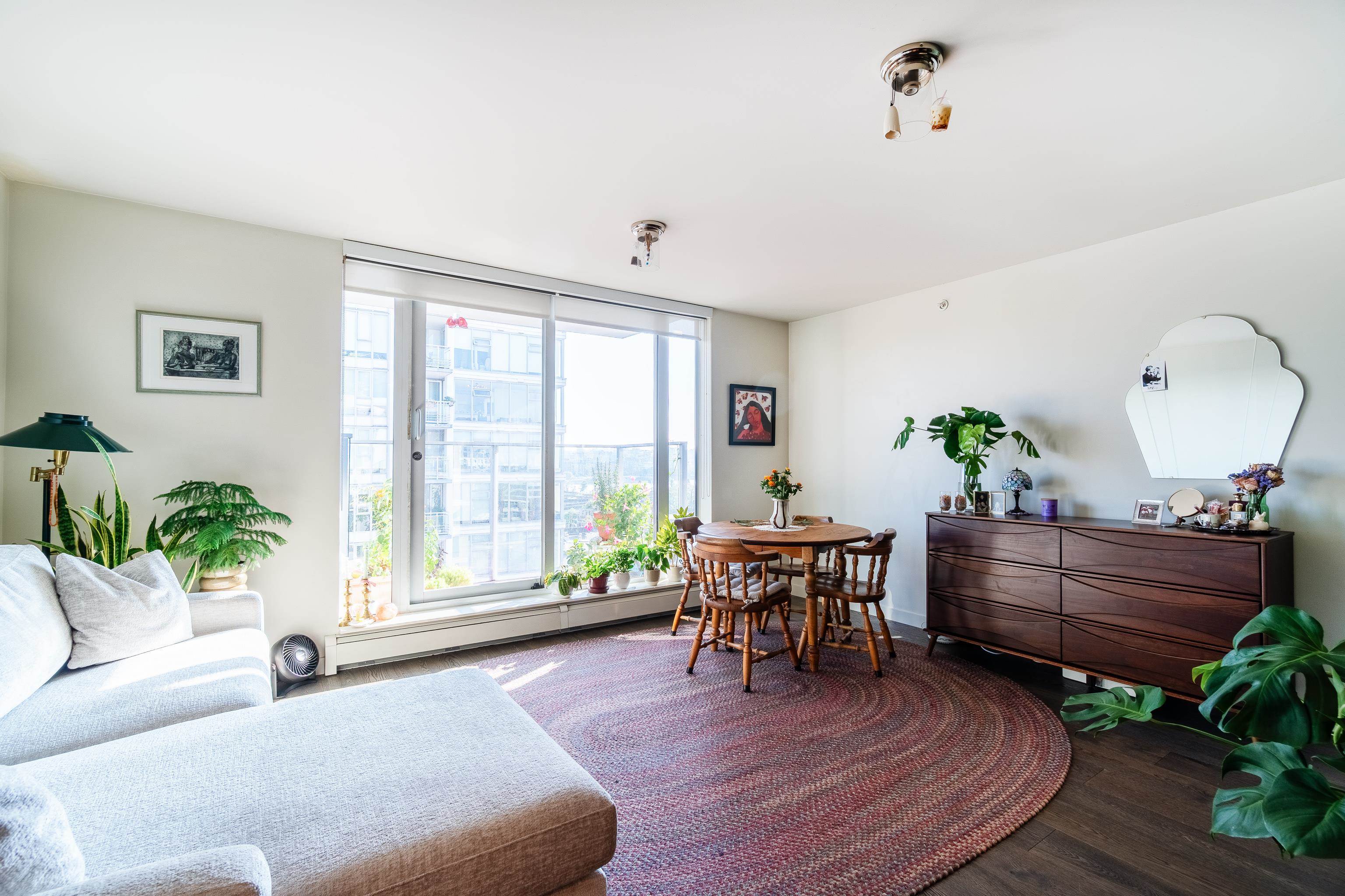 189 Keefer Street #902, Vancouver, BC V6A 0C8