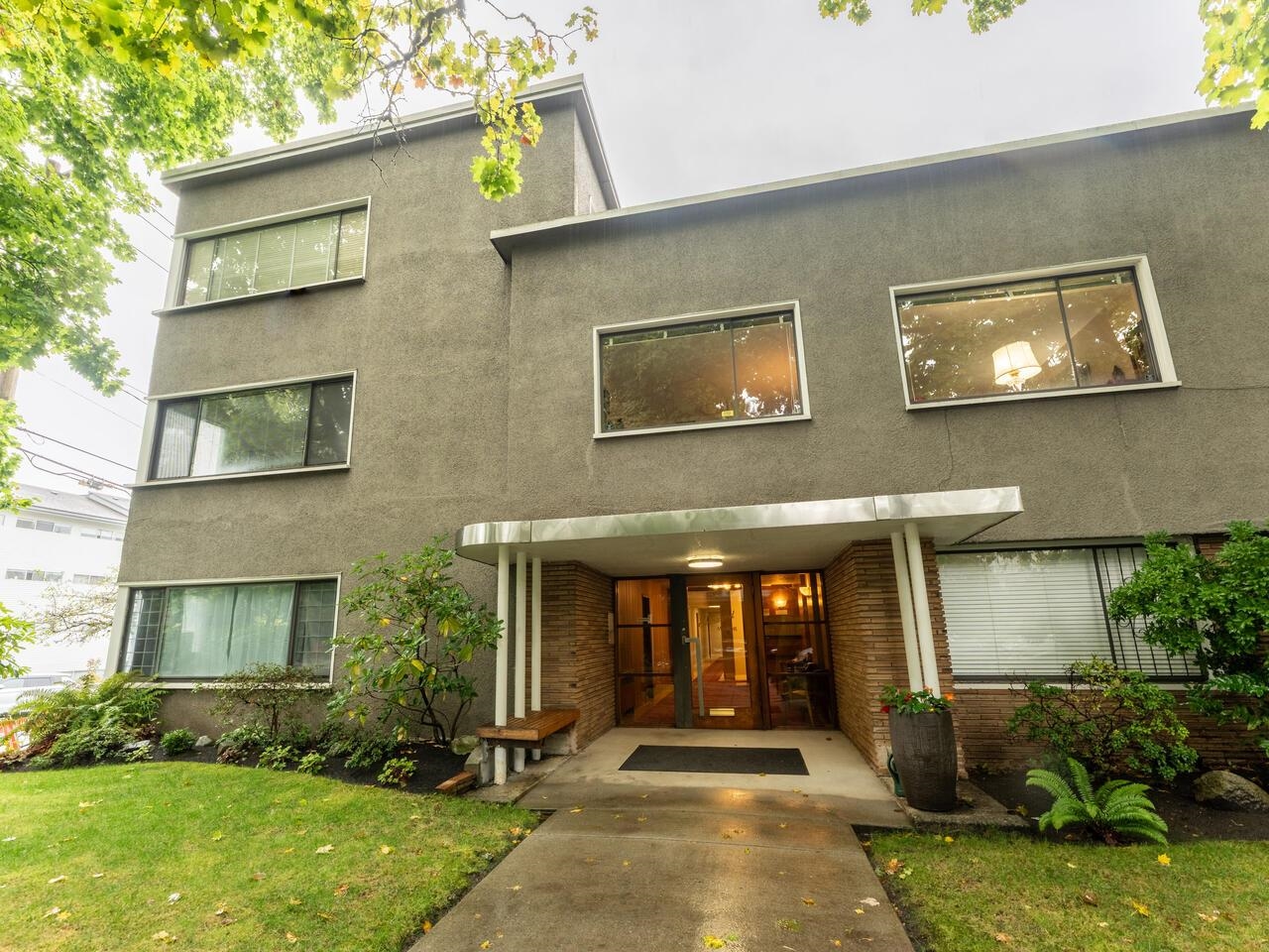 1695 West 10th Avenue #201, Vancouver, BC V6J 2A2