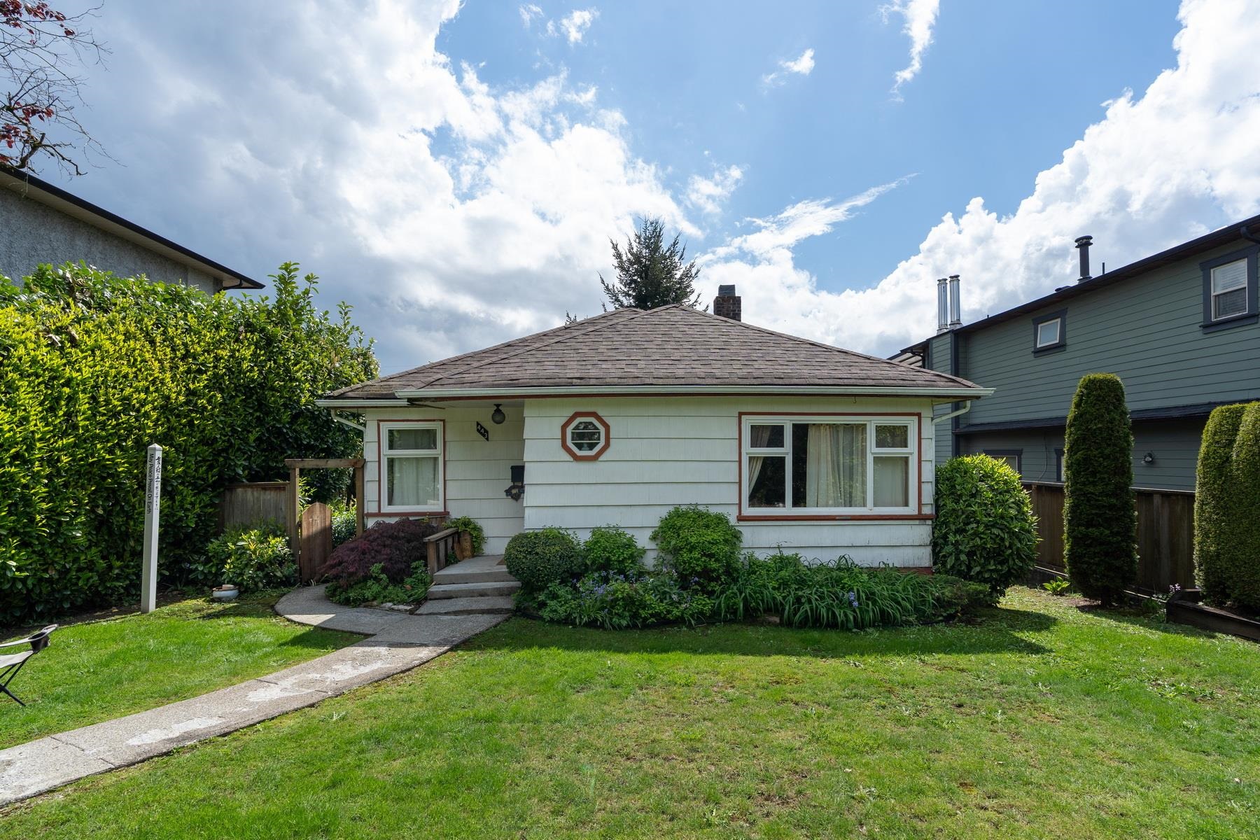 443 17th Street East, North Vancouver, BC V7L 2W3