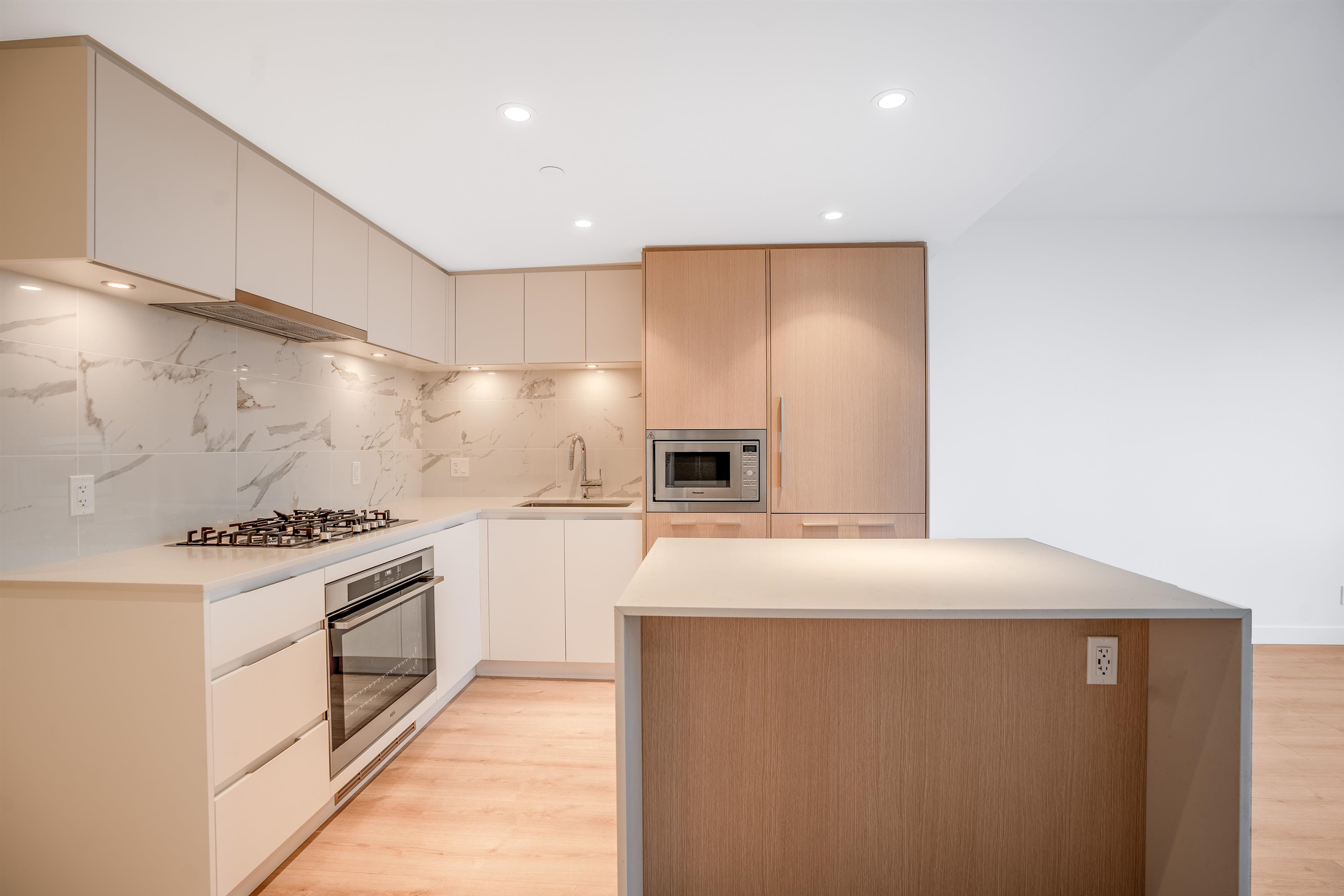 1500 Fern St #1705, North Vancouver, BC V7J 0E6