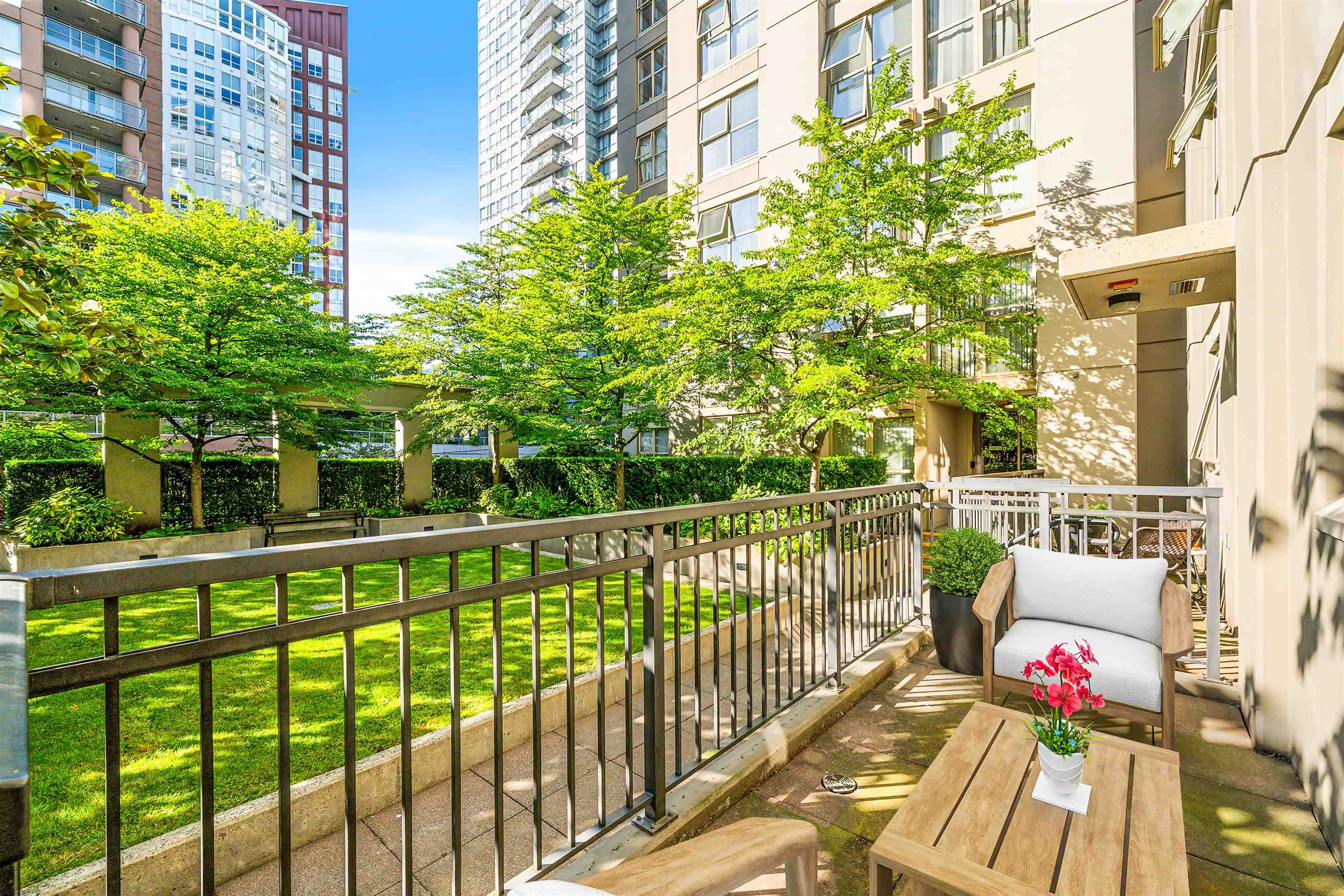 989 Richards Street #th8, Vancouver, BC V6B 6R6