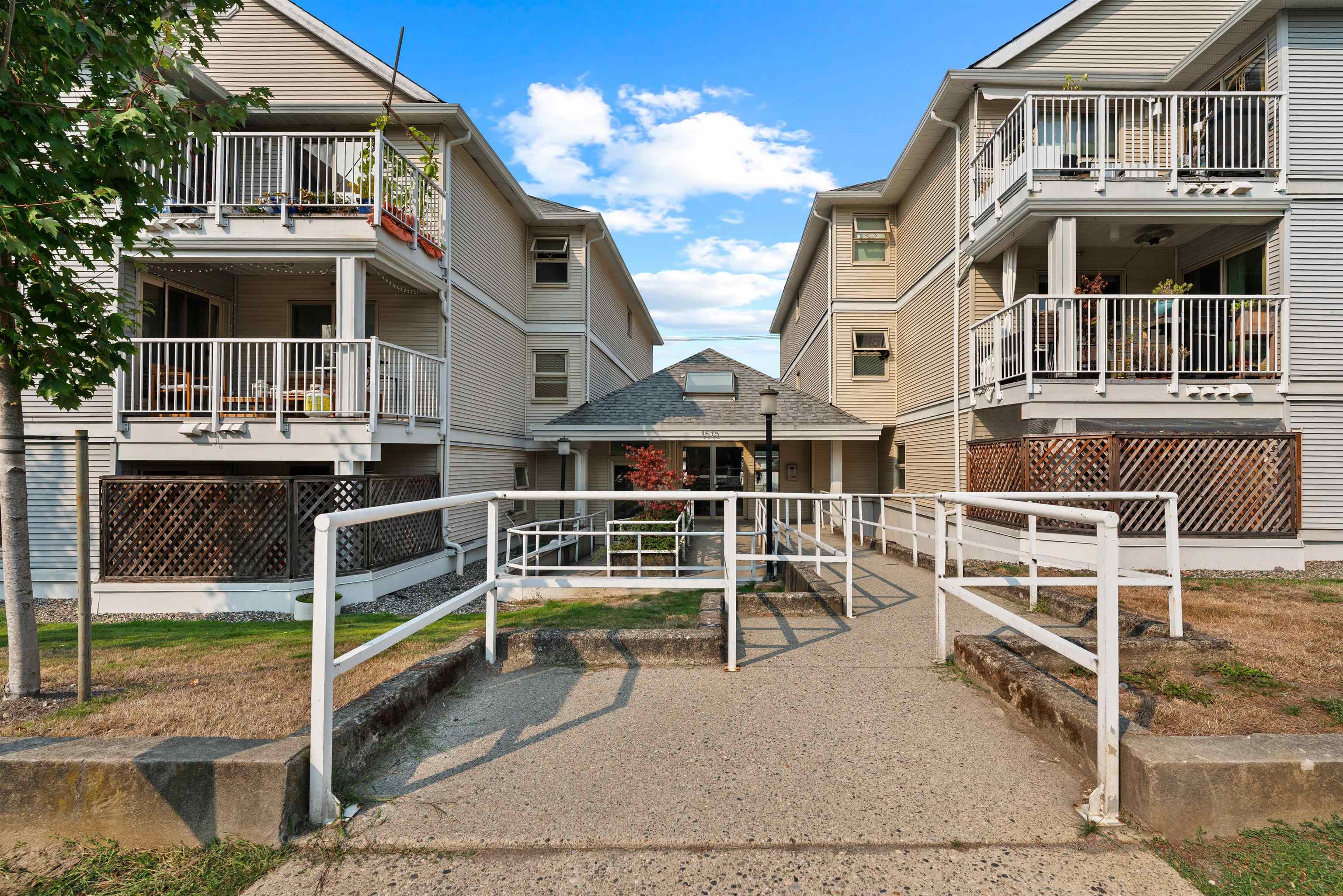 1615 Frances Street #101, Vancouver, BC V5L 1Z3