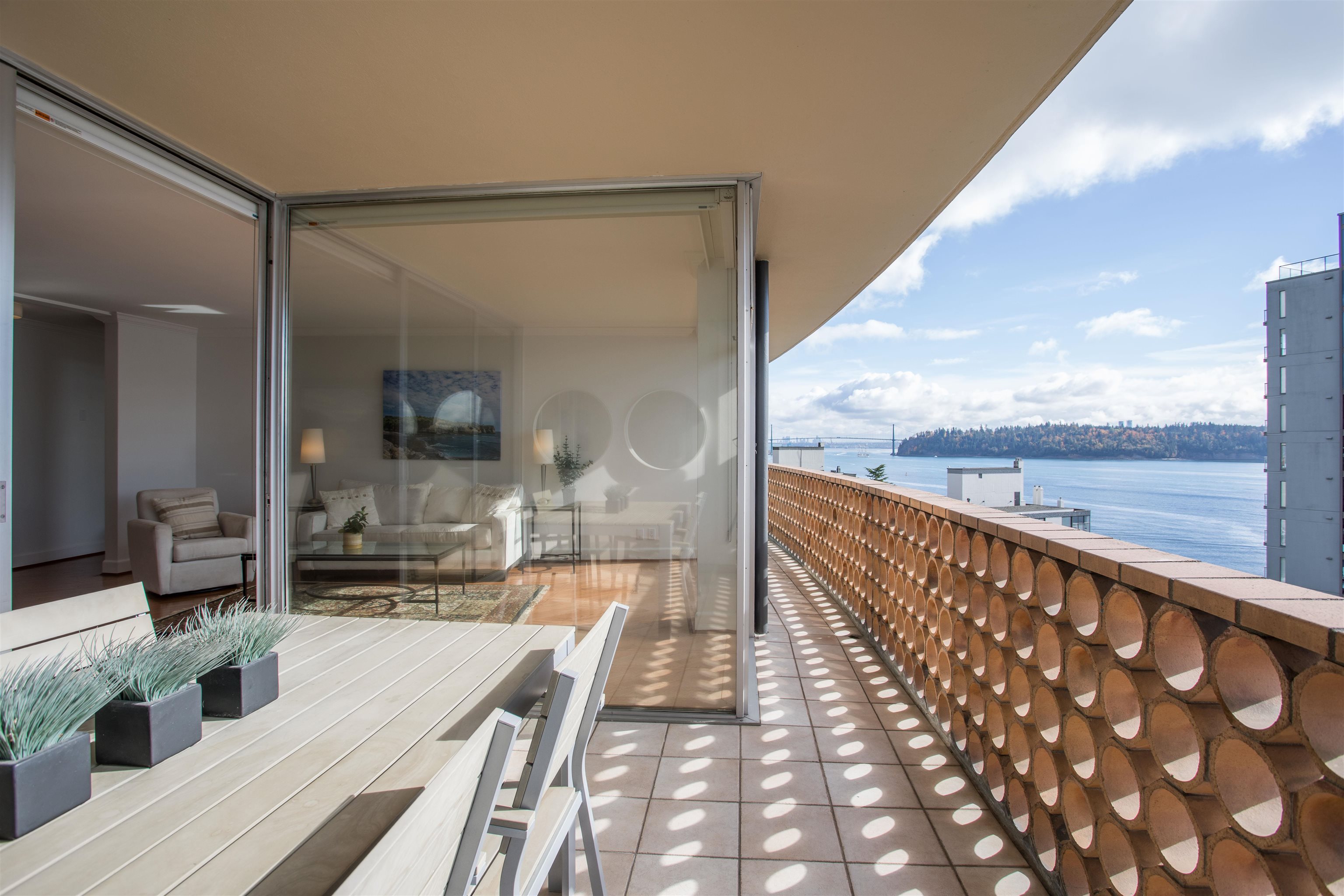 2135 Argyle Avenue #902, West Vancouver, BC V7V 1A5