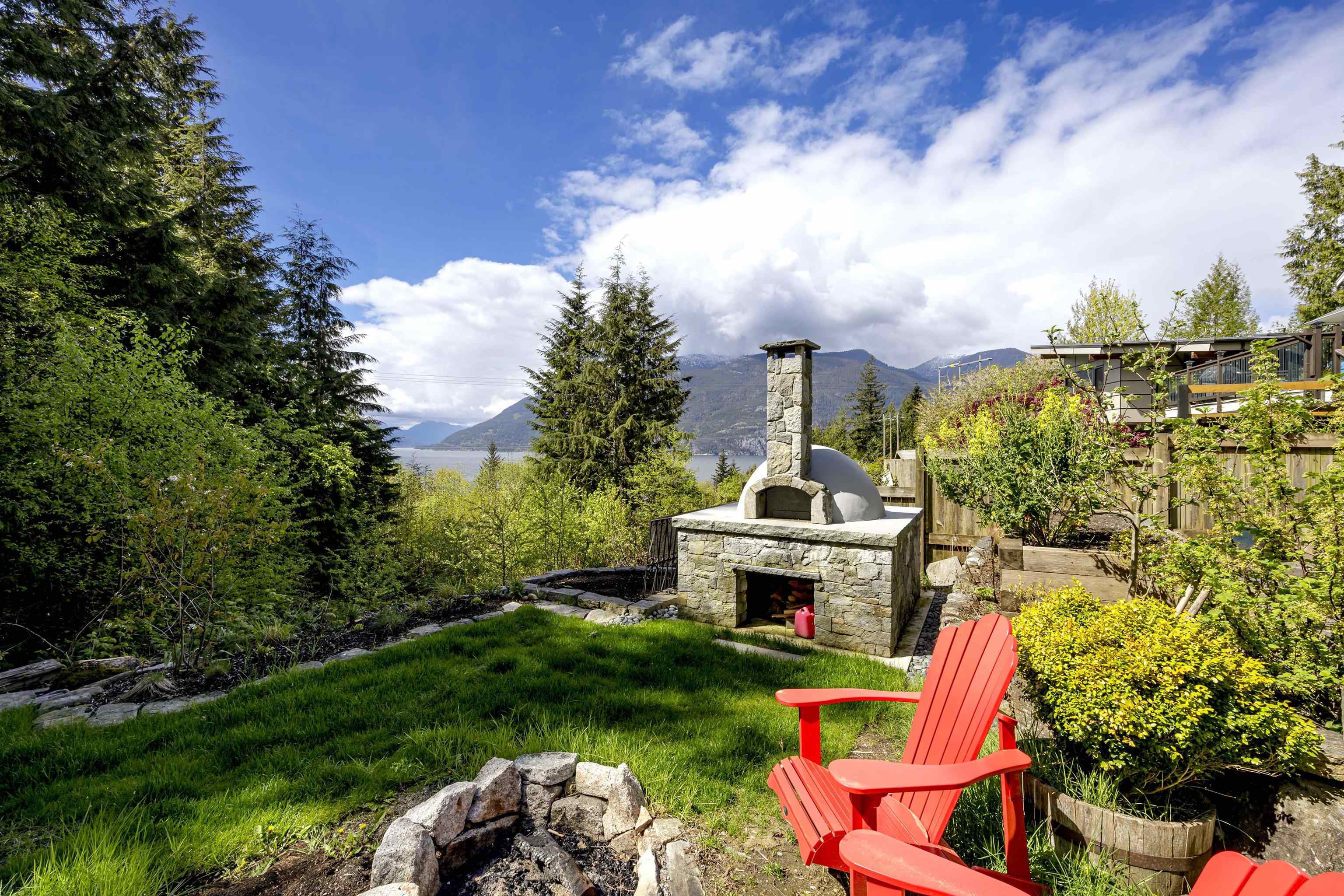 966 Copper Dr, Britannia Beach, BC V0N 1J0