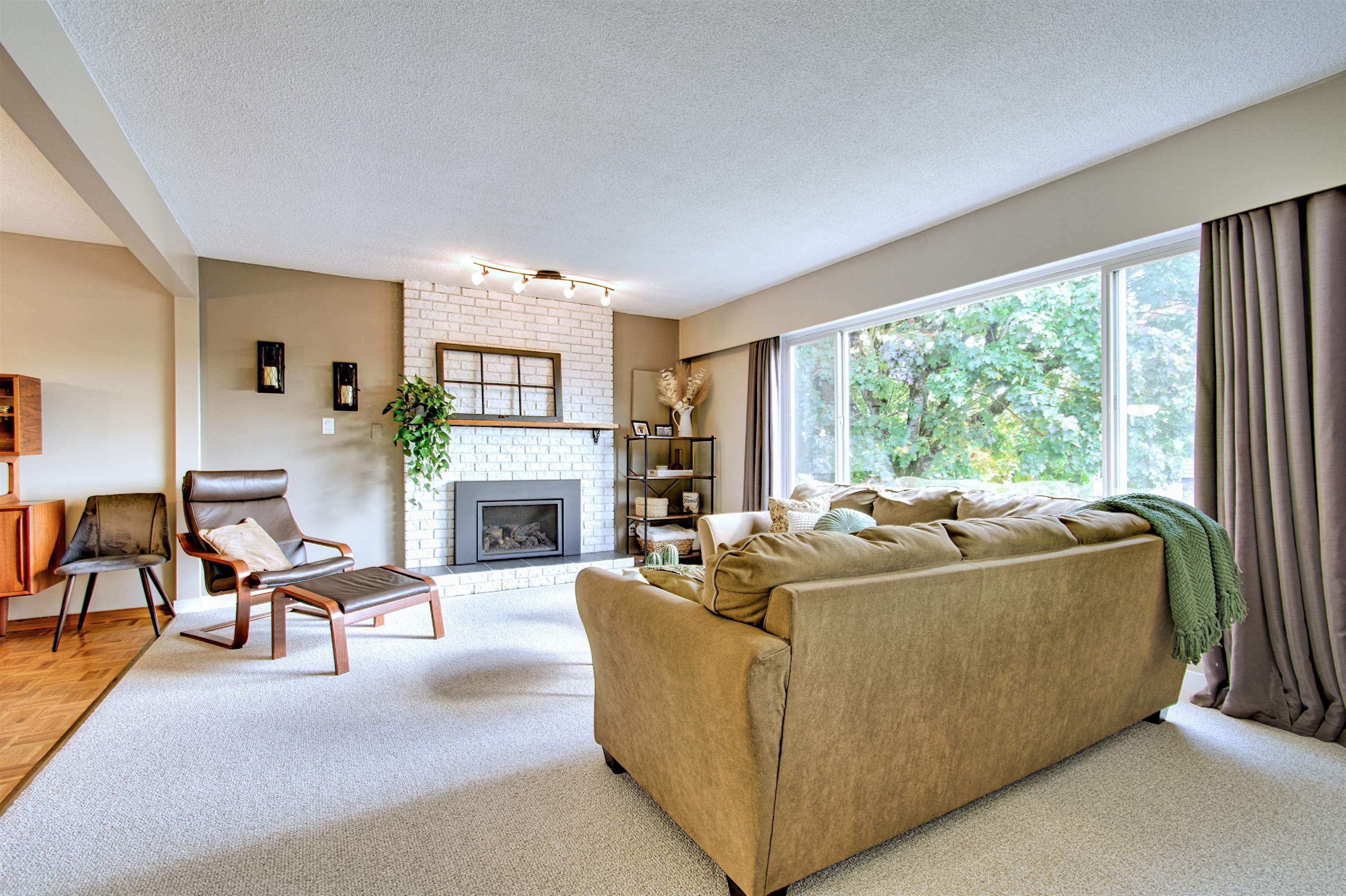 120 Avenue, Pitt Meadows, BC V3Y 1W5