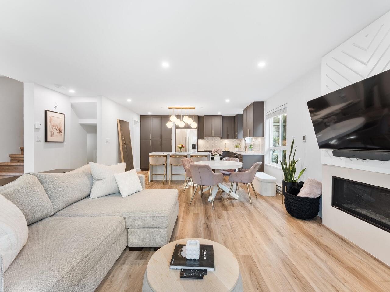 848 16th Street West #6, North Vancouver, BC V7P 1R3