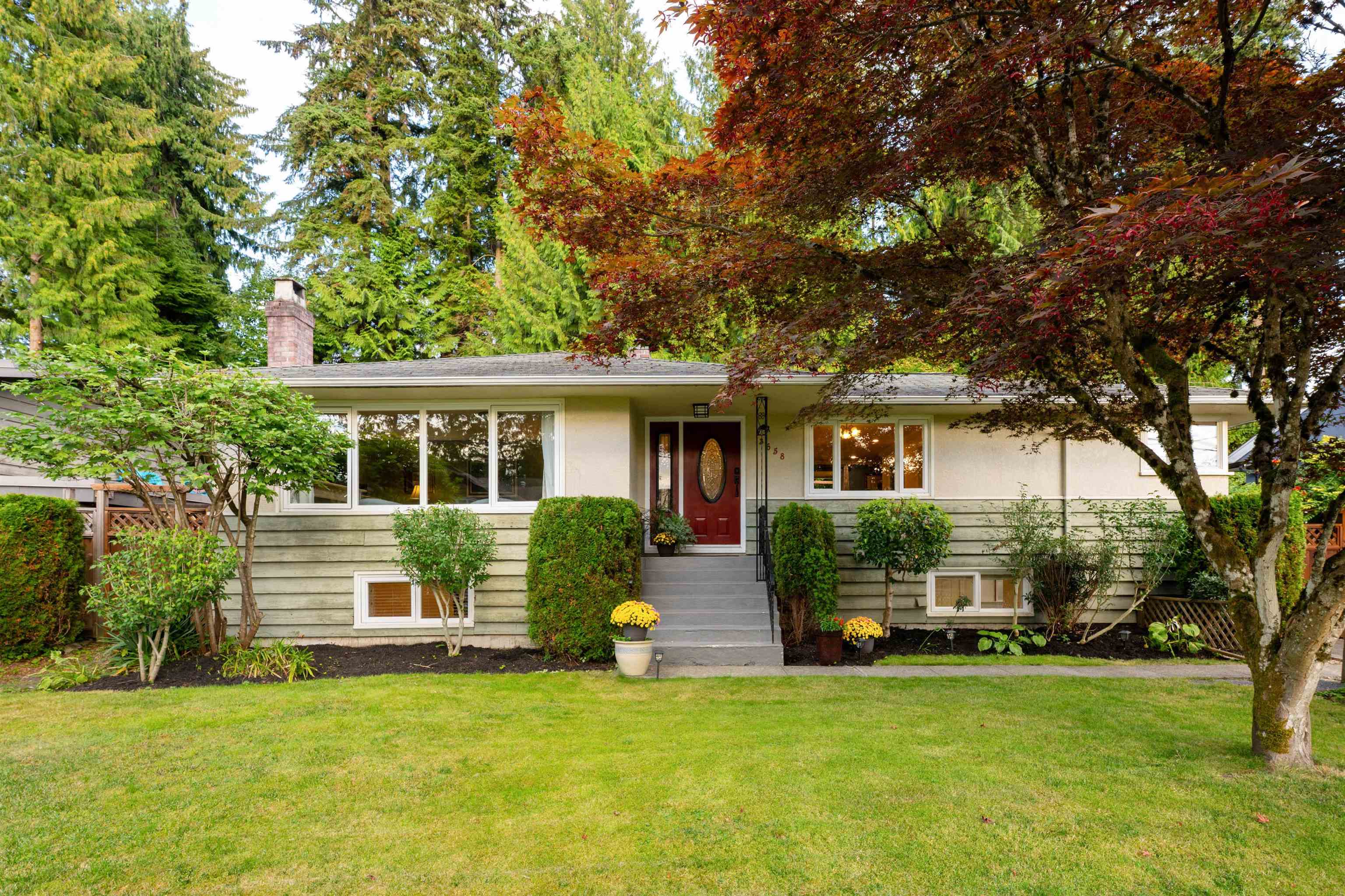 3658 Loraine Avenue, North Vancouver, BC V7R 4B8