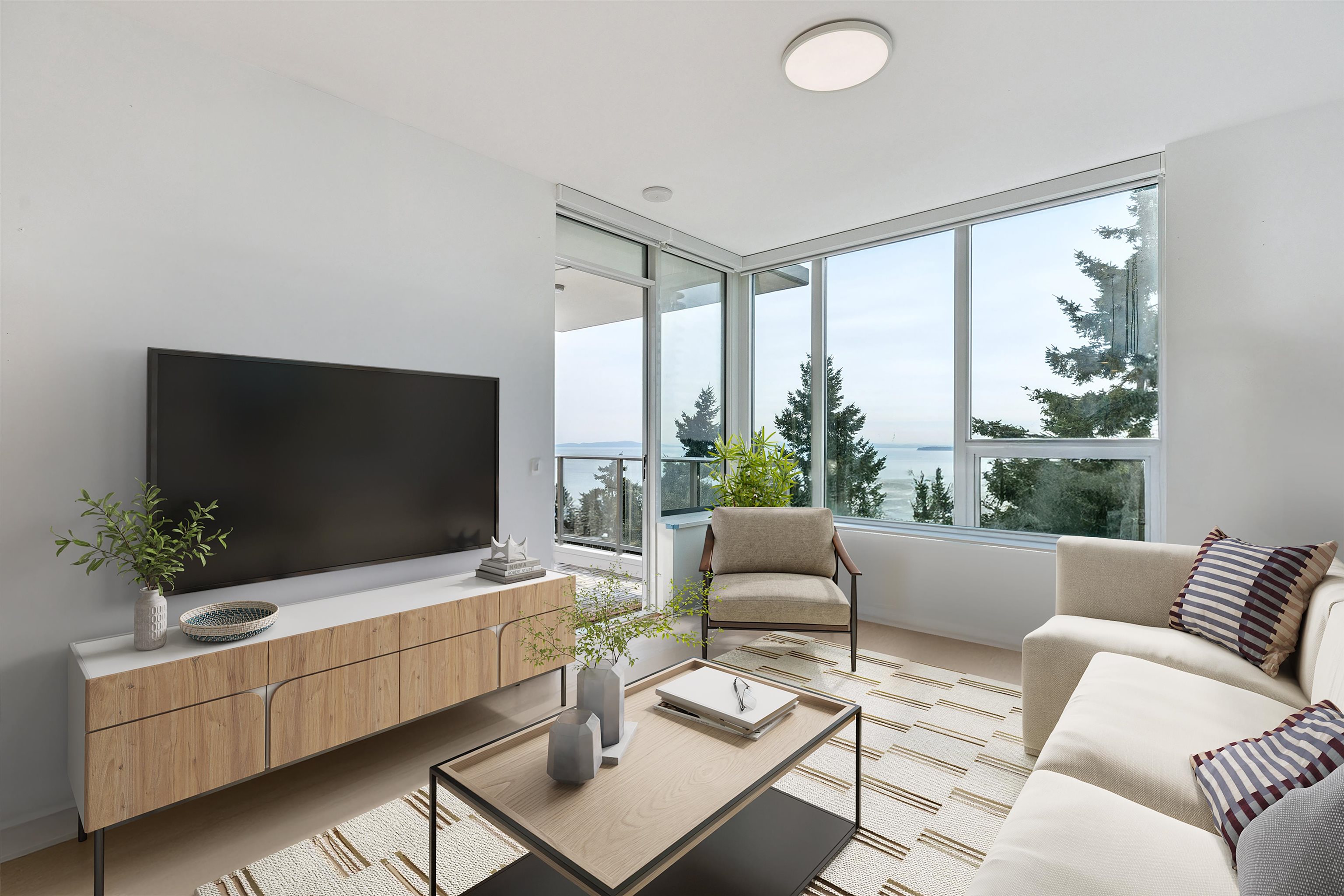 15165 Thrift Avenue #901, White Rock, BC V4B 0C1