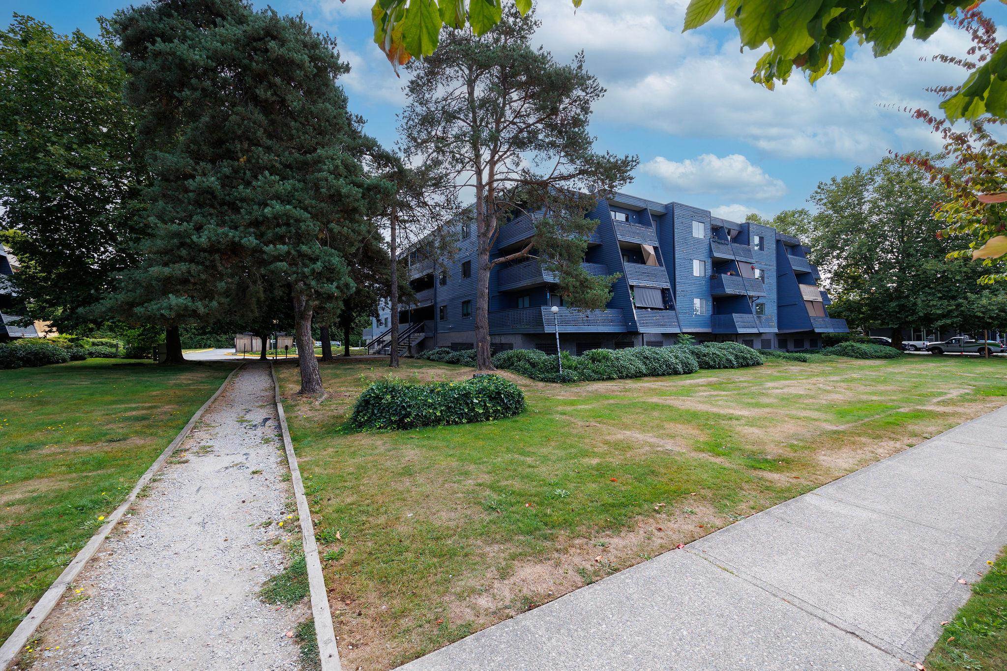 17661 58a Avenue #207, Surrey, BC V3S 1N4