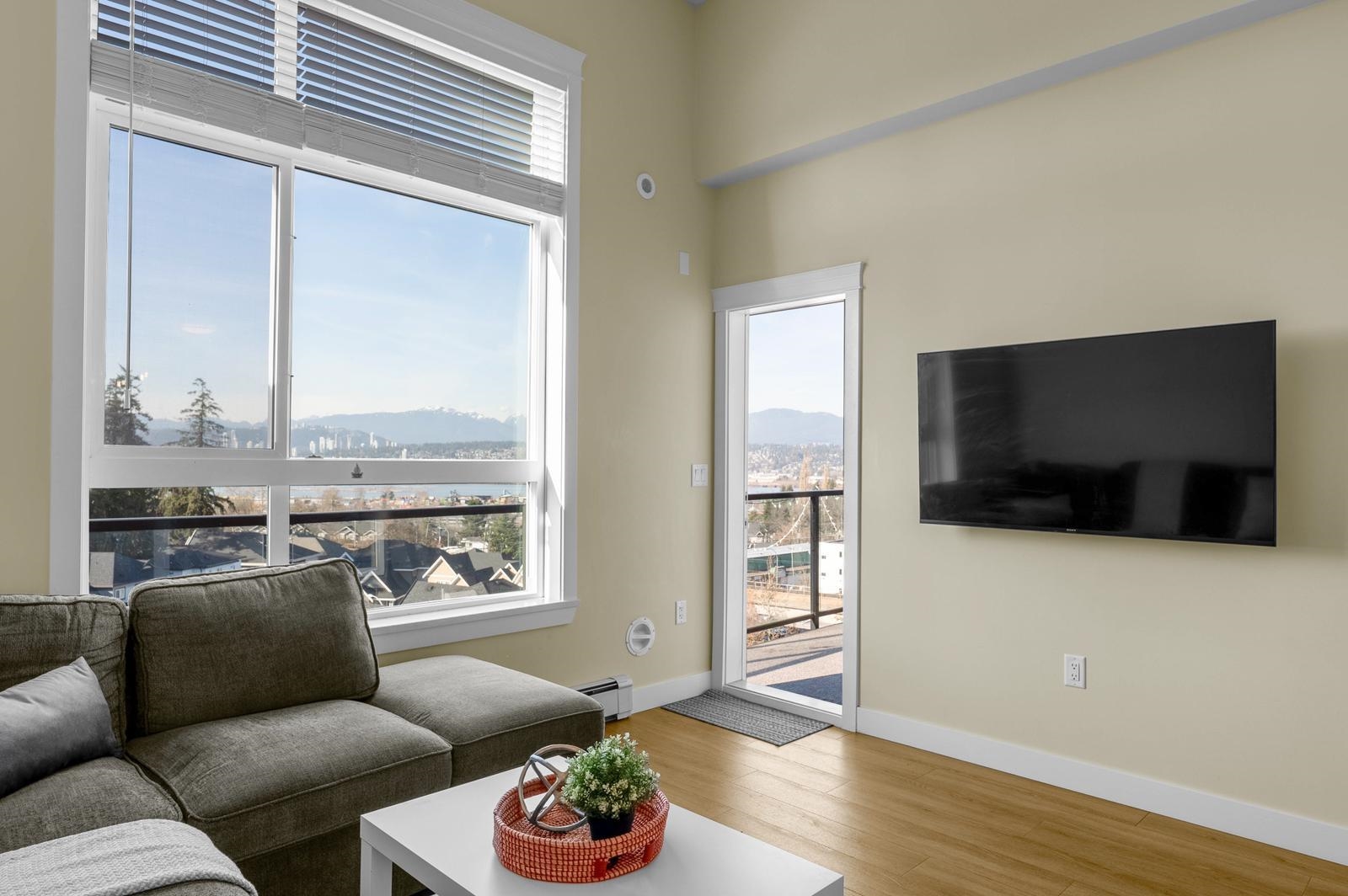 11077 Ravine Rd #612, Surrey, BC V3T 0R7