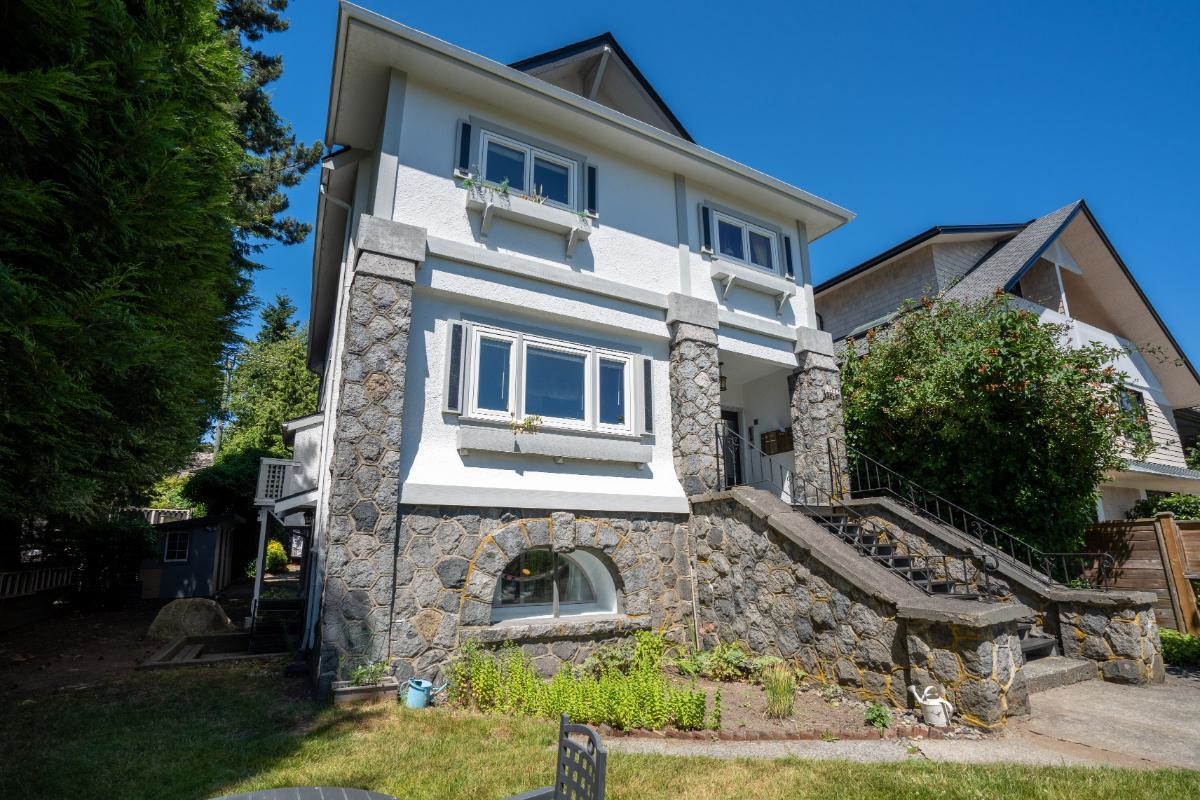 2575 West 3rd Avenue, Vancouver, BC V6K 1M2