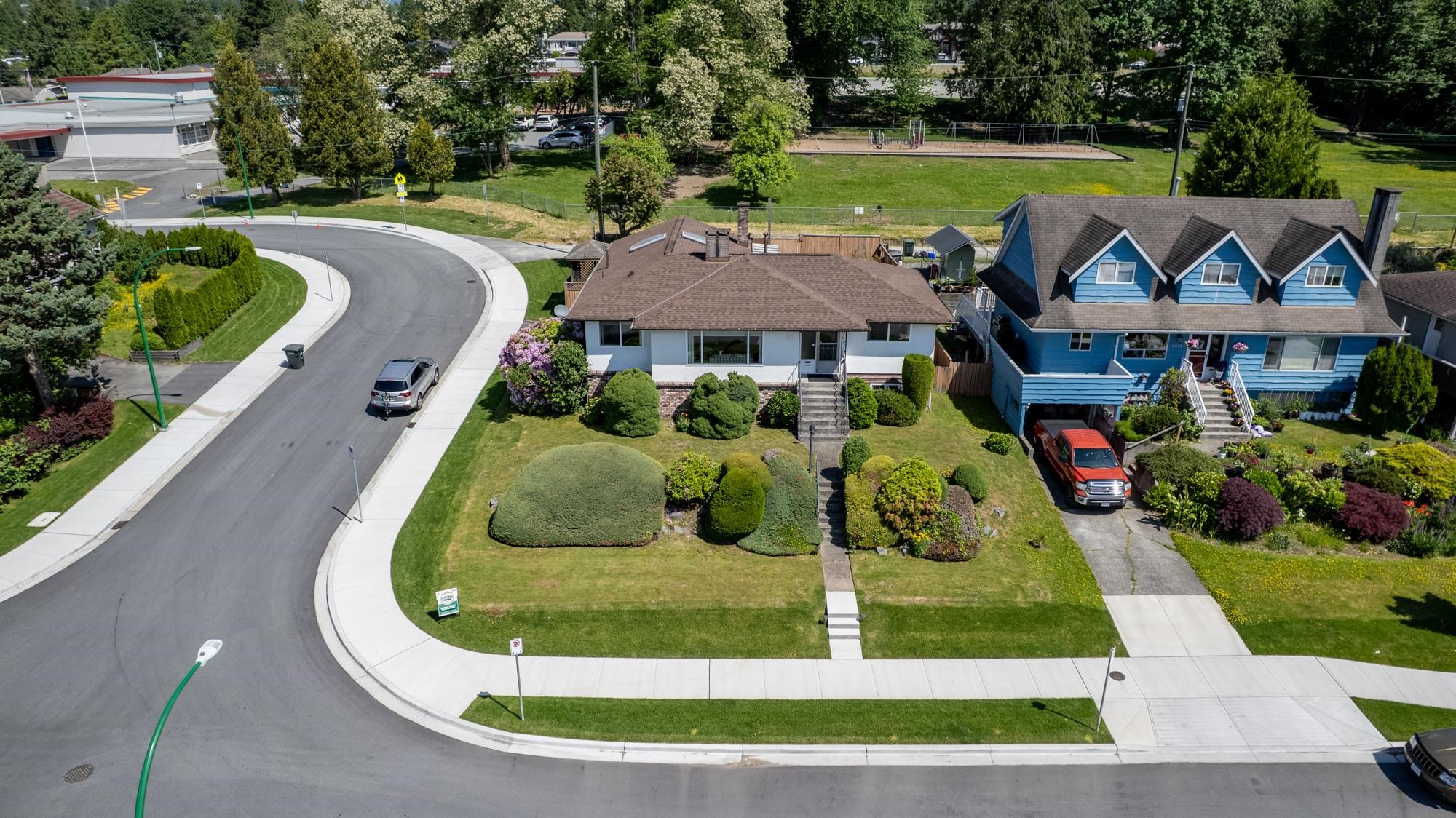 6825 Hycrest Drive, Burnaby, BC V5B 2X3
