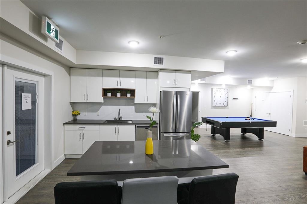15351 101 Ave #515, Surrey, BC V2Y 3N1