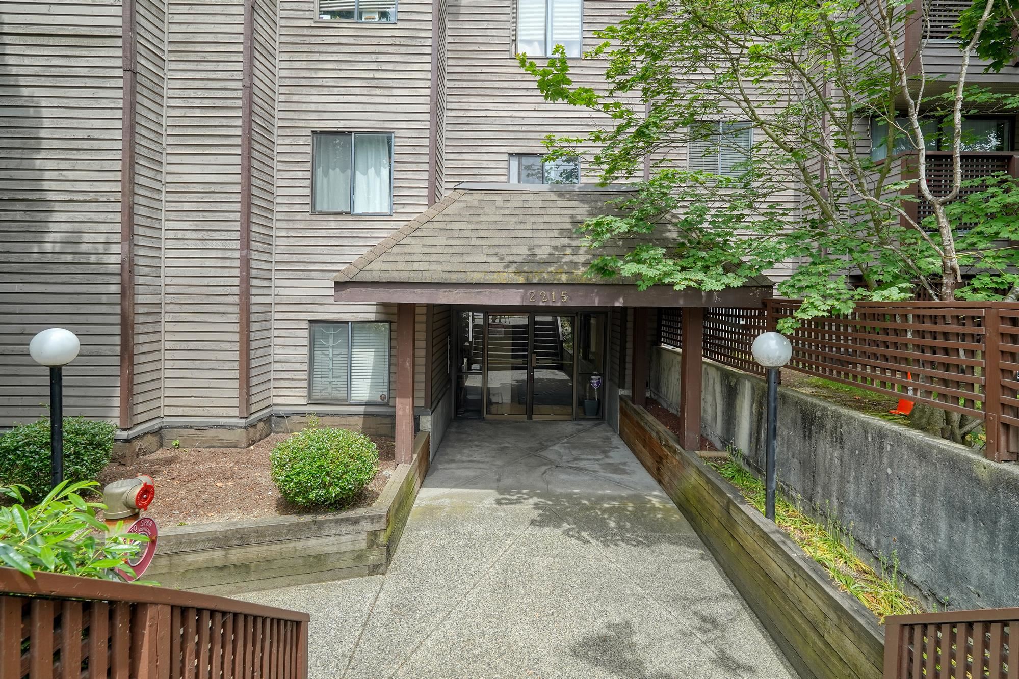 2215 Dundas Street #402, Vancouver, BC V5L 1J9