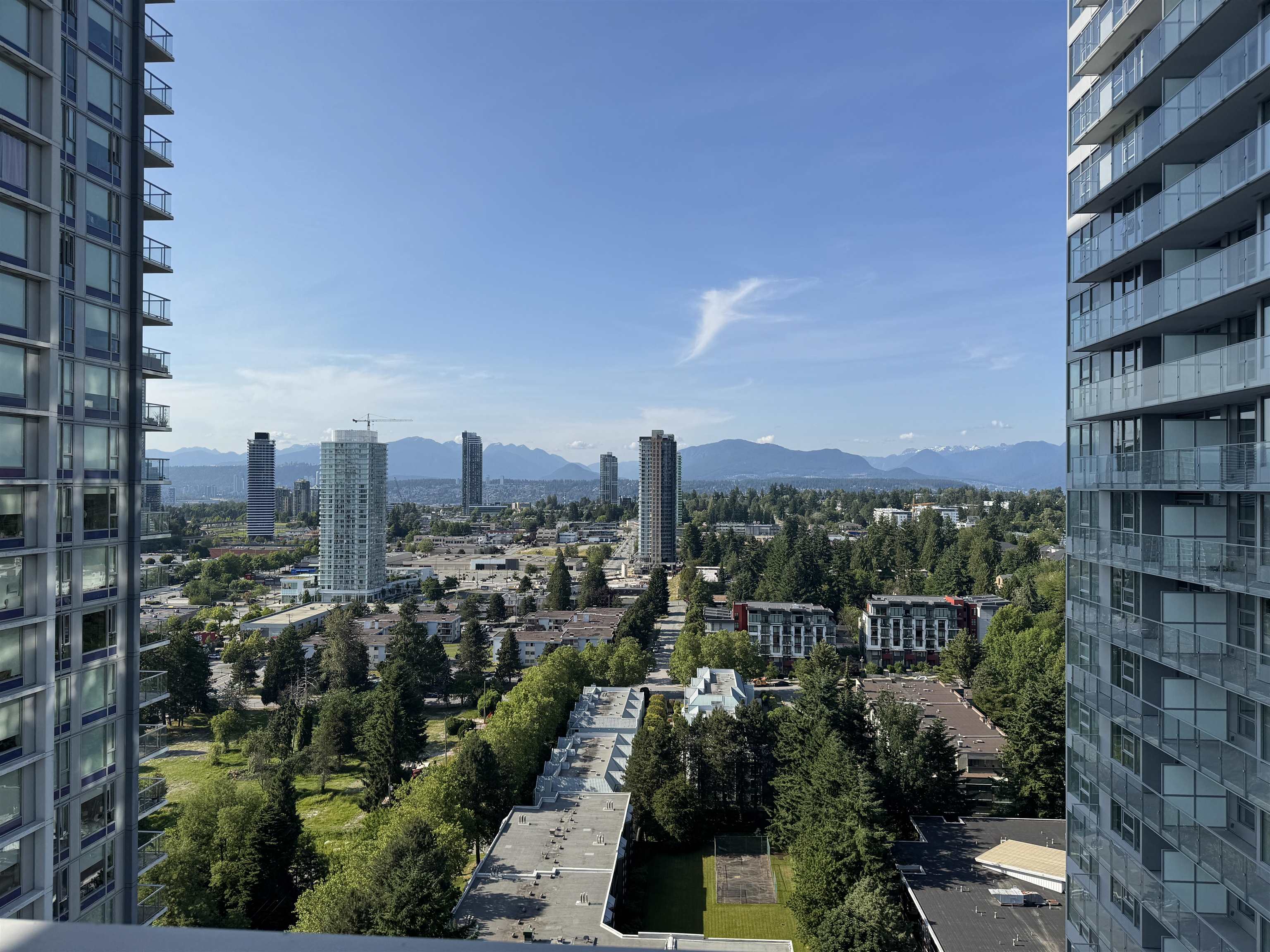 13768 100 Ave #2409, Surrey, BC V3T 0V2