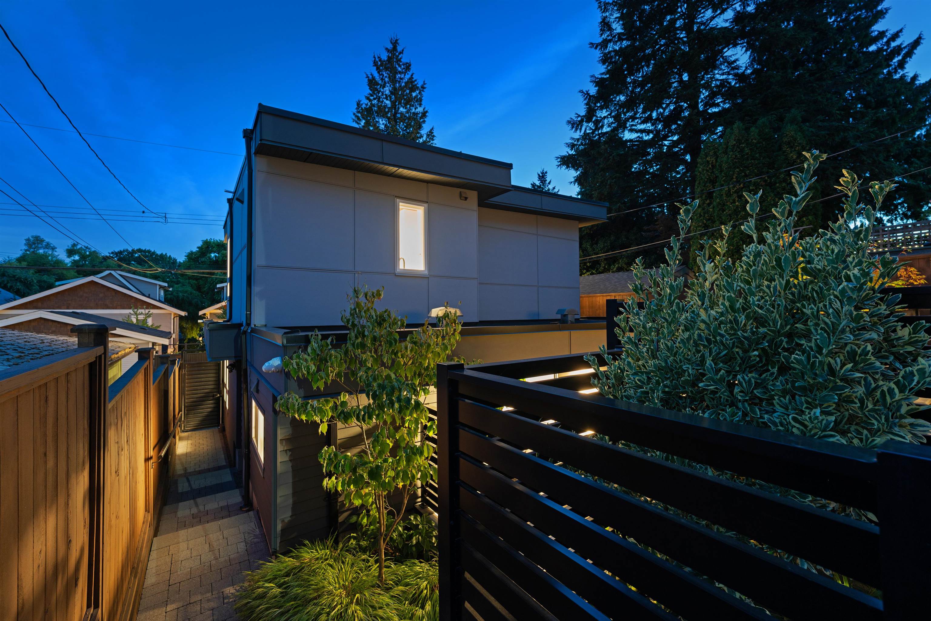 2062 East 5th Avenue, Vancouver, BC V5N 1M4