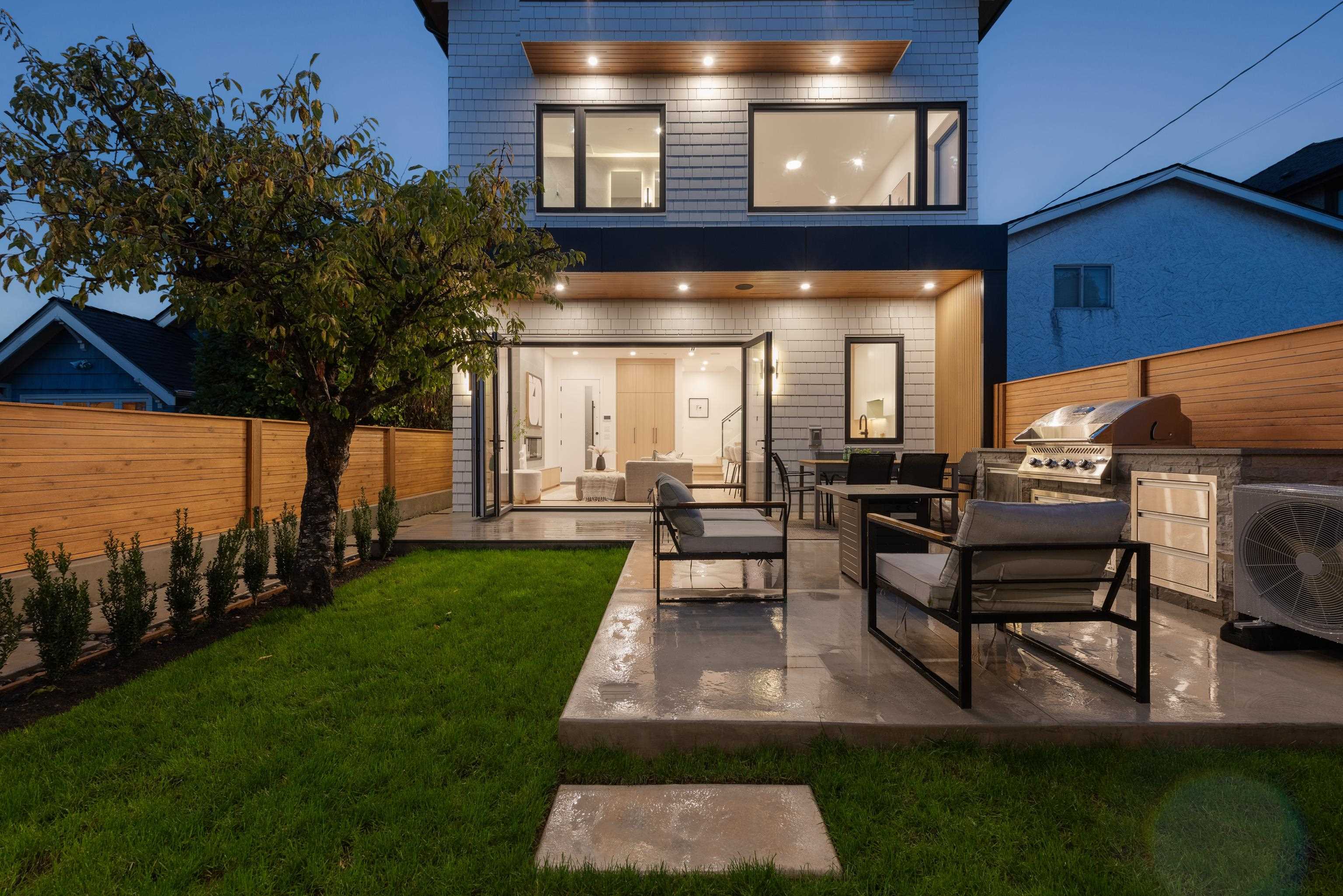 312 East 37th Avenue #2, Vancouver, BC V5W 1E7