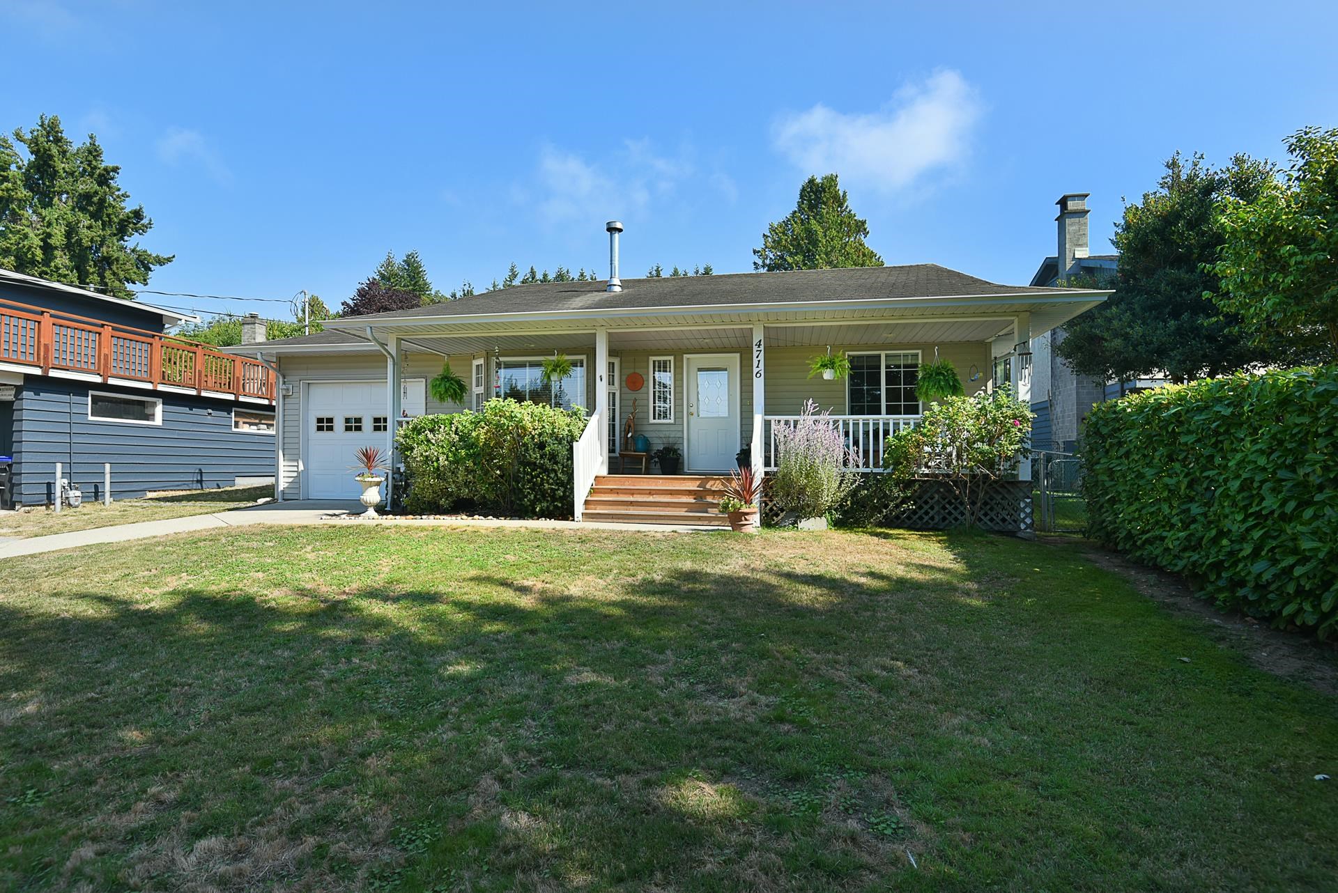 4716 Whitaker Rd, Sechelt, BC V7Z 0E6