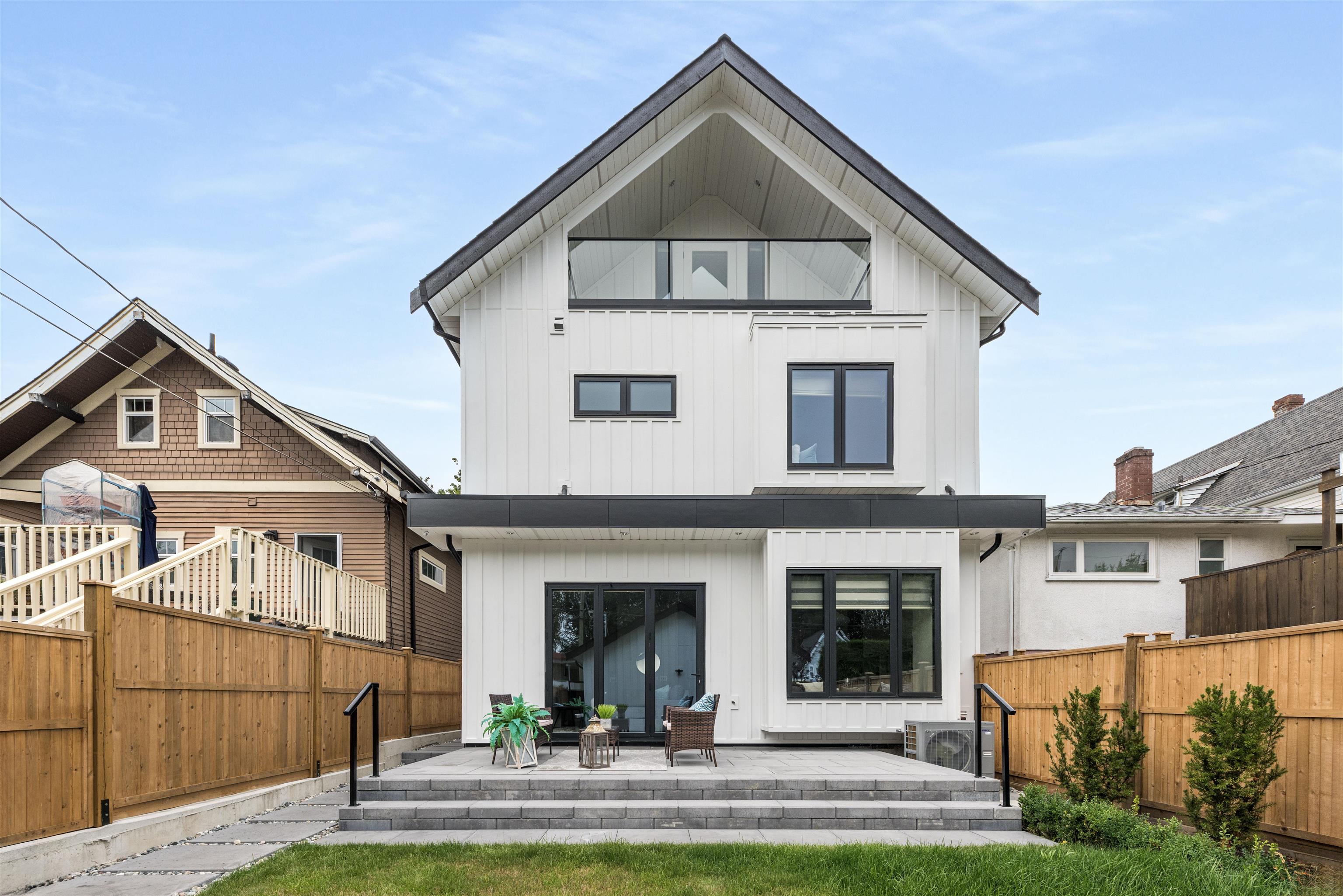 878 East 37th Avenue #2, Vancouver, BC V5W 1G2