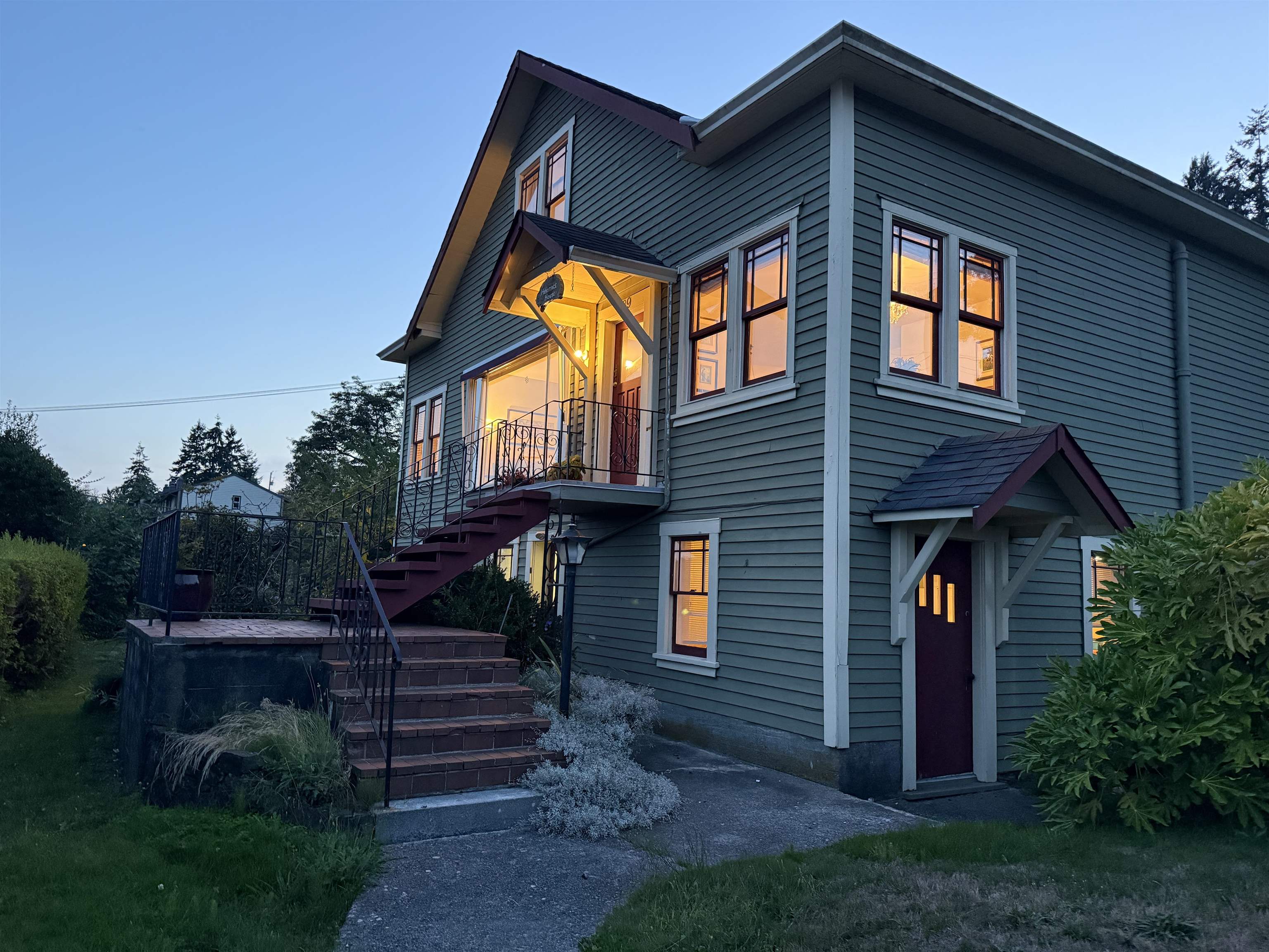 589 Seaview Road, Gibsons, BC V0N 1V9