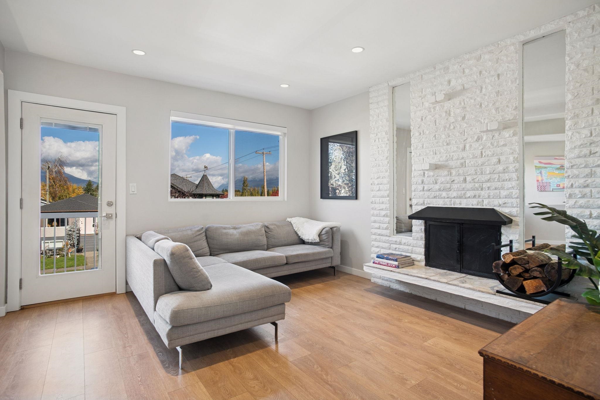 2790 Napier Street, Vancouver, BC V5K 2W8