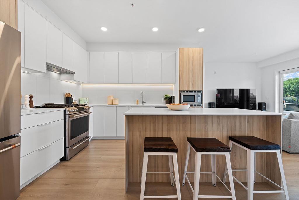 2450 Garden Dr #504, Vancouver, BC V5N 0K1