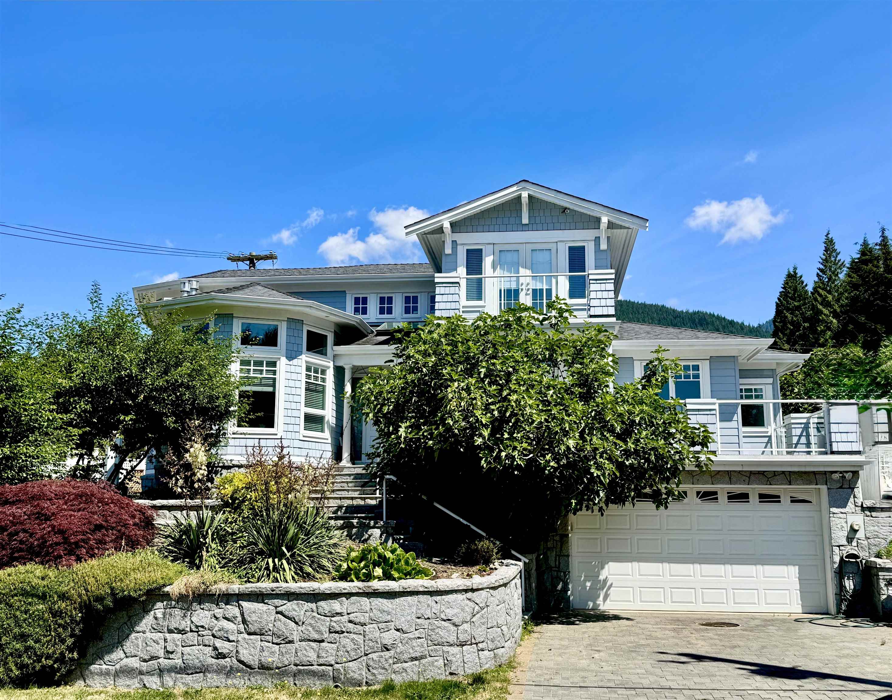 586 Silverdale Place, North Vancouver, BC V7N 2Z5