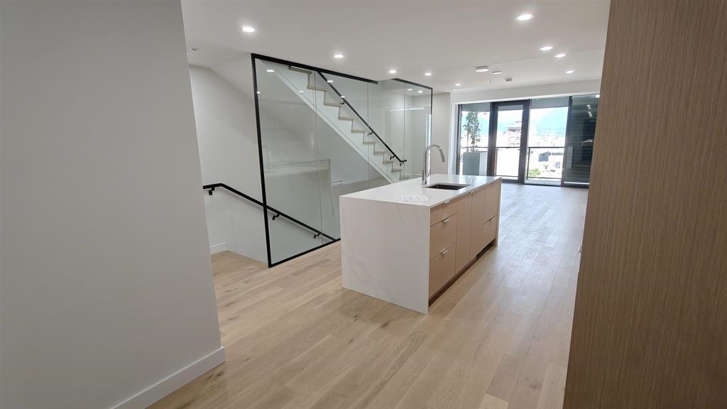 239 Keefer Street #901, Vancouver, BC V6A 1X6