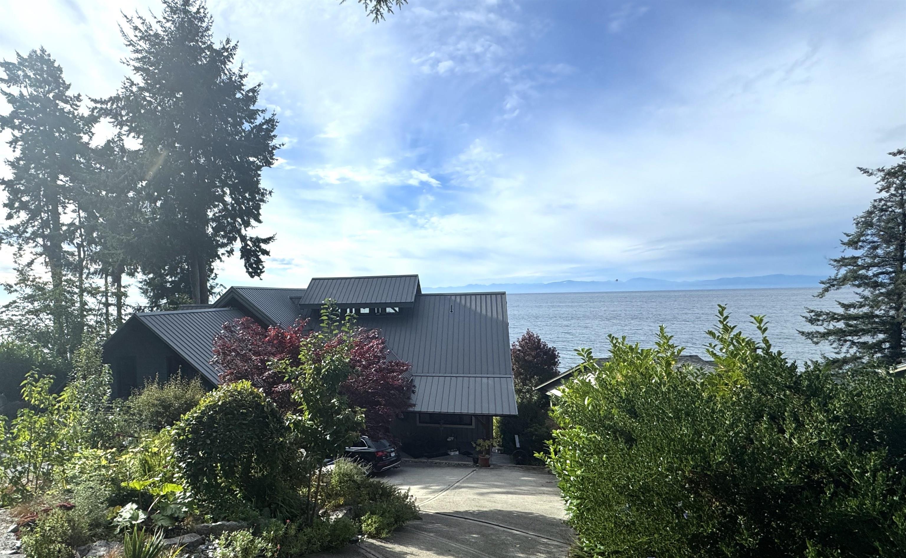 3387 Beach Ave, Roberts Creek, BC V0N 2W2