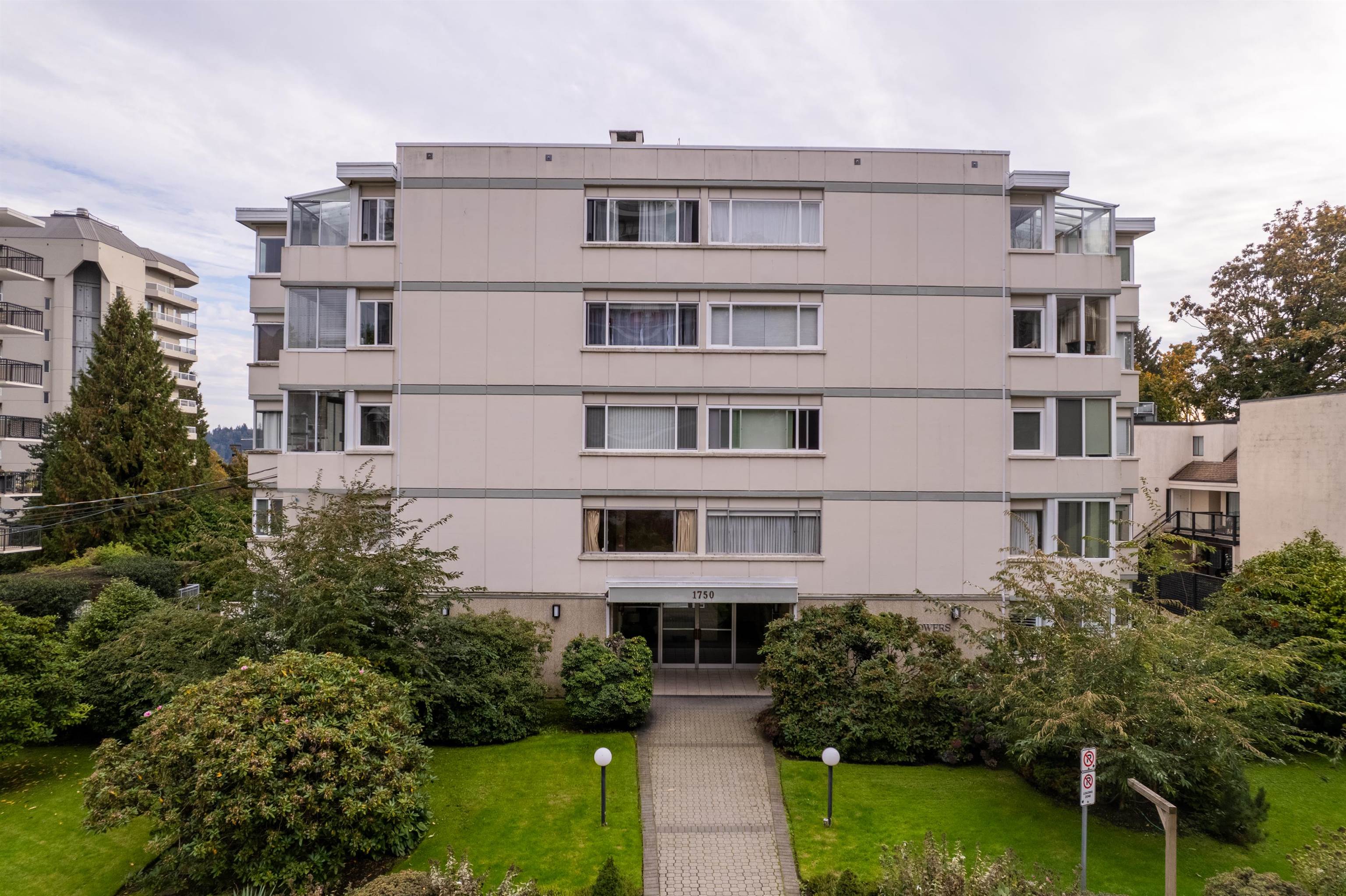 1750 Esquimalt Avenue #402, West Vancouver, BC V7V 1R8