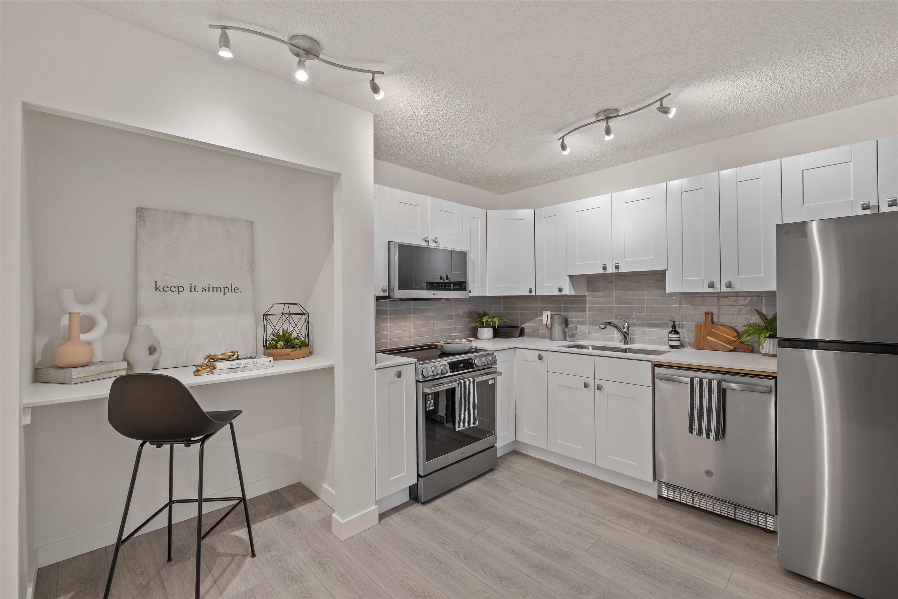 2012 Fullerton Avenue #201, North Vancouver, BC V7P 3E3