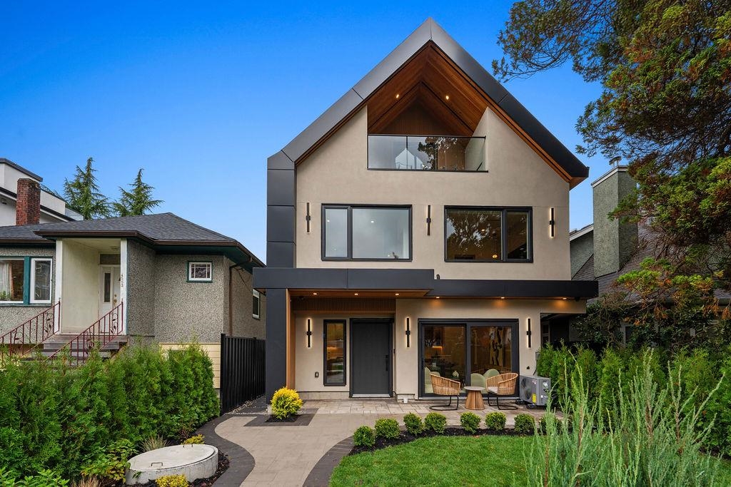 4549 West 11th Avenue #1, Vancouver, BC V6R 2M5