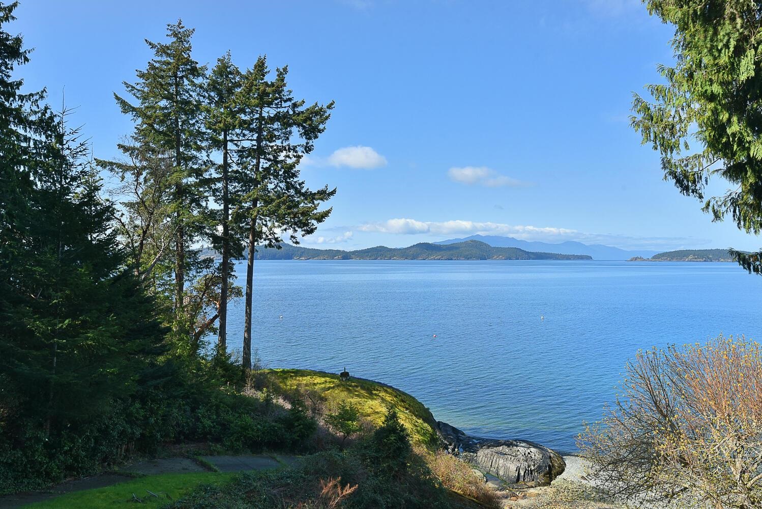 8429 Redrooffs Rd, Halfmoon Bay, BC V7Z 1E6