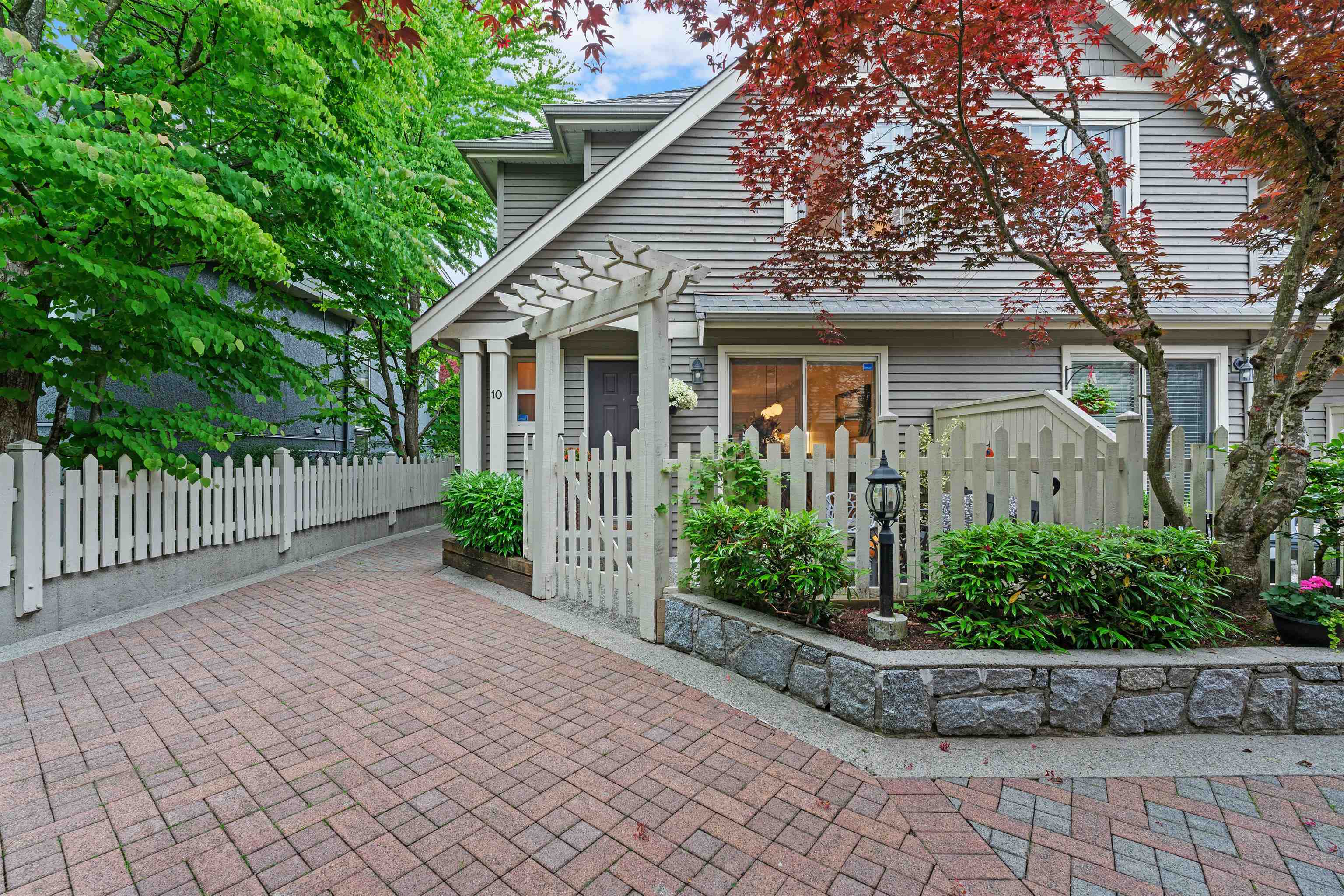 222 5th Street East #10, North Vancouver, BC V7L 1L7