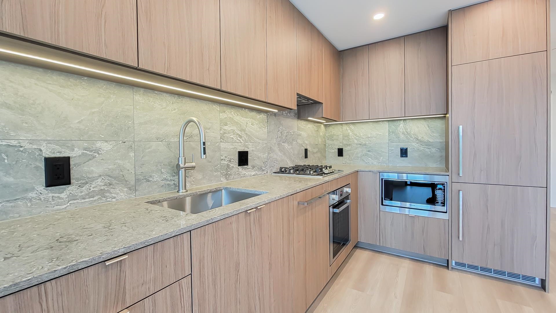 626 Claremont St #801, Coquitlam, BC V3J 0T1