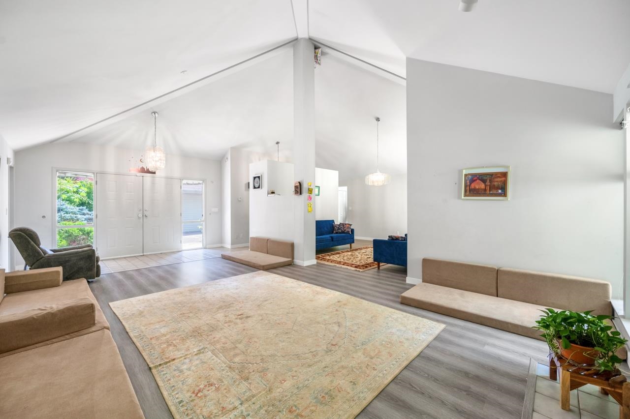 25 Avenue, Surrey, BC V4P 1Z7