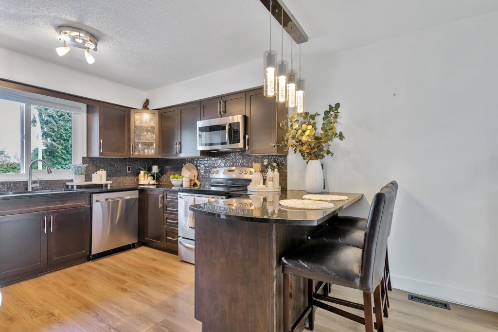 121b Avenue, Pitt Meadows, BC V3Y 1J4