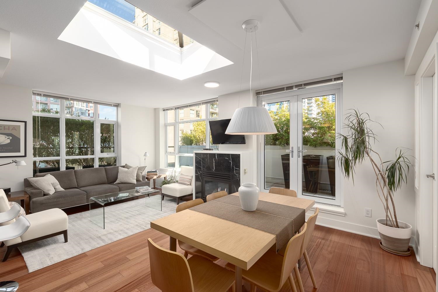 988 Richards Street, Vancouver, BC V6B 8R2